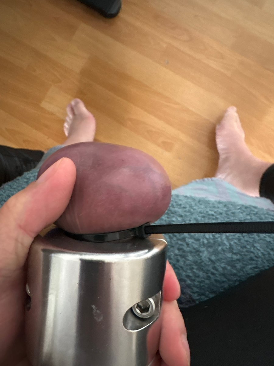sklavensaunico1's tweet photo. Gestern durfte ich zum ersten Mal meine Eier mit einem Kabelbinder abschnüren und dabei natürlich mit Gewichten dran im Auftrag meiner Lady @deepestfantasie vielen Dank https://t.co/qam0QGBIfc