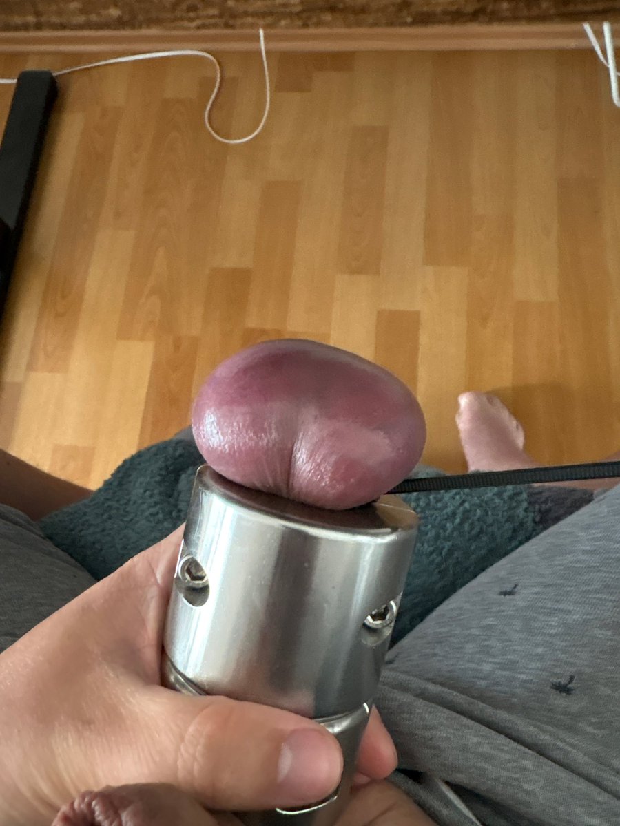 sklavensaunico1's tweet photo. Gestern durfte ich zum ersten Mal meine Eier mit einem Kabelbinder abschnüren und dabei natürlich mit Gewichten dran im Auftrag meiner Lady @deepestfantasie vielen Dank https://t.co/qam0QGBIfc