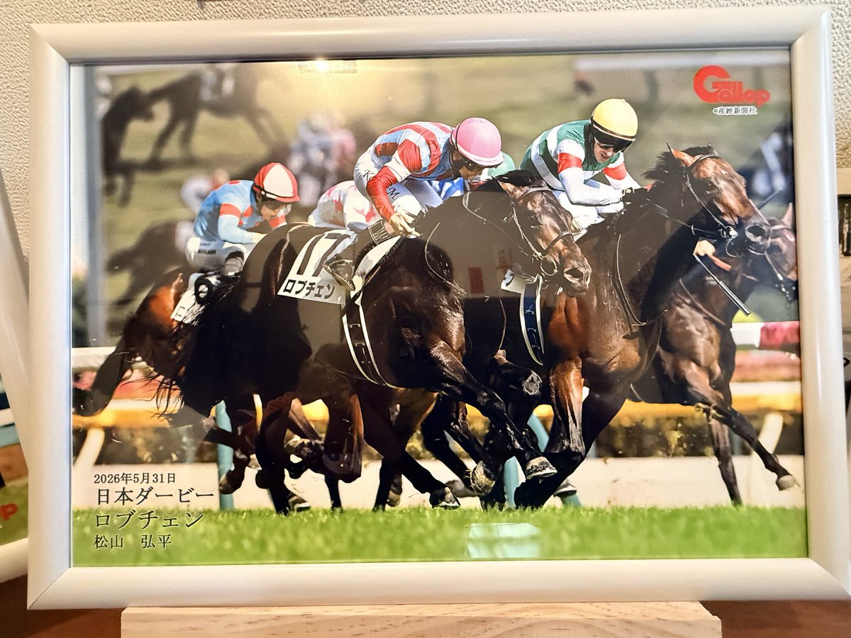 umaemon_123's tweet photo. お疲れ様です🍵

我が家の玄関に来た〜🏇

なんと嫁ちゃんがギャロップさんの
コンビニプリント？で
ロブチェン＆ジュウリョクピエロ
飾ってくれた😍
まだ未完成らしいけど既に玄関で一杯やれる🍶🍺
各社でアングル違うから全部欲しい😆

#ロブチェン #ジュウリョクピエロ #競馬 https://t.co/LSnALocqN1