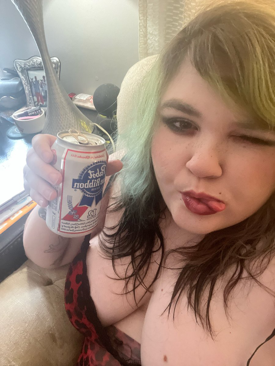 buginursoup's tweet photo. hello paypigs, care to share this beer? https://t.co/2pM9dyTa13