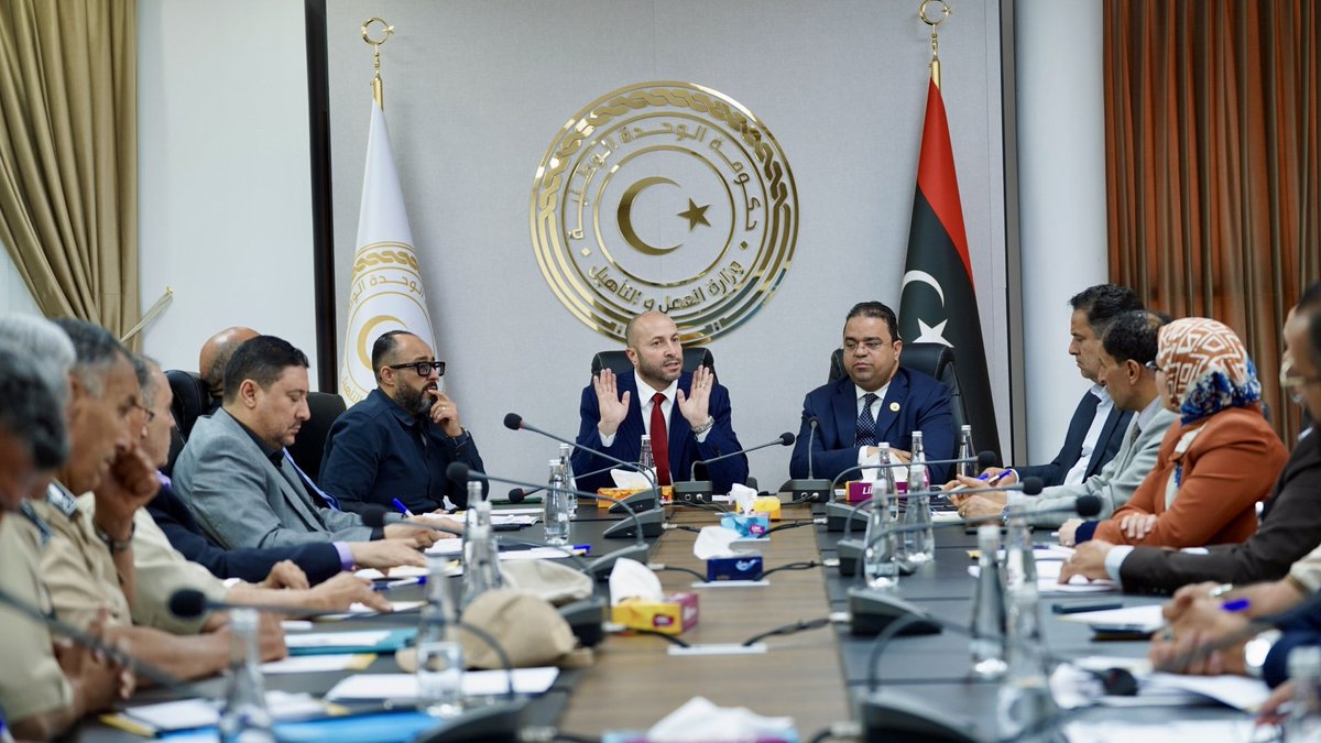 MLR_Libya's tweet photo. اجتماع موسع لمناقشة ظاهرة السكن العشوائي للعمالة الوافدة، وبحث آليات معالجتها والحد من آثارها، من خلال تعزيز التنسيق بين الجهات المختصة وتفعيل الإجراءات المنظمة لإقامة العمالة الوافدة.

 التفاصيل: 
https://t.co/PUJfST4gpHاجتماع-موسع-لمناقشة-ظاهرة-السكن-العشو/ https://t.co/2cEyskqitw