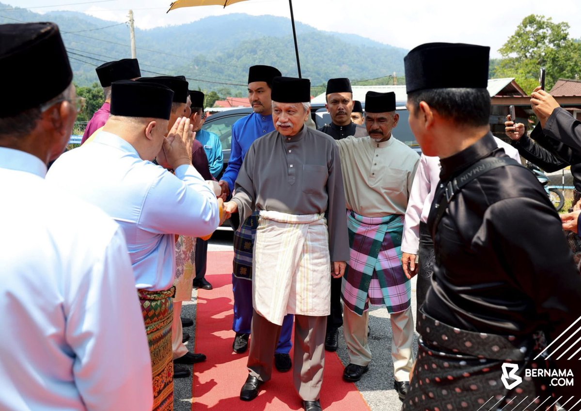 bernamadotcom's tweet photo. 𝗧𝗨𝗔𝗡𝗞𝗨 𝗠𝗨𝗛𝗥𝗜𝗭 𝗕𝗘𝗥𝗔𝗡𝗚𝗞𝗔𝗧 𝗧𝗨𝗡𝗔𝗜 𝗦𝗢𝗟𝗔𝗧 𝗝𝗨𝗠𝗔𝗔𝗧 𝗗𝗜 𝗠𝗔𝗦𝗝𝗜𝗗 𝗞𝗔𝗥𝗜𝗔𝗛 𝗚𝗨𝗡𝗨𝗡𝗚 𝗣𝗔𝗦𝗜𝗥, 𝗦𝗘𝗥𝗜 𝗠𝗘𝗡𝗔𝗡𝗧𝗜

#KualaPilah Yang Dipertuan Besar Negeri Sembilan Tuanku Muhriz Tuanku Munawir hari ini berkenan berangkat menunaikan solat Jumaat di Masjid Kariah Gunung Pasir, Seri Menanti.

Keberangkatan baginda diiringi kedua-dua anakanda, Tunku Besar Seri Menanti Tunku Ali Redhauddin serta Tunku Zain Al-’Abidin.

Solat diimamkan oleh Imam 1 Masjid Kariah Gunung Pasir, Wan Muhammad Saifuddin Wan Salim.

Usai menunaikan solat Jumaat, baginda turut berkenan berangkat ke majlis santapan tengah hari bersama rakyat di Luak Tanah Mengandung.

https://t.co/7i8QvEIdmy

📸 fotoBERNAMA 
#BernamaNews 
#NegeriSembilan