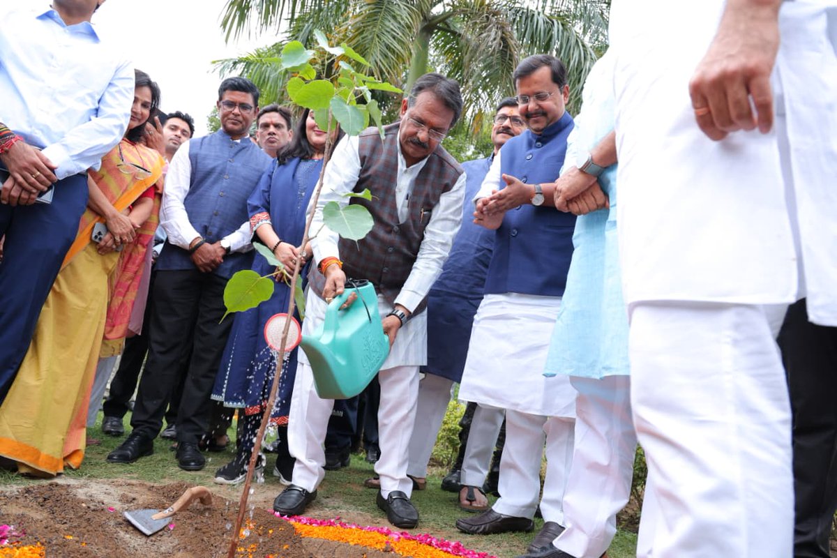 hdmalhotra's tweet photo. विश्व पर्यावरण दिवस के अवसर पर नई दिल्ली स्थित नेहरू पार्क में भाजपा के माननीय राष्ट्रीय अध्यक्ष श्री @NitinNabin जी द्वारा वृक्षारोपण कर पर्यावरण संरक्षण, प्रकृति संवर्धन एवं हरित भविष्य के संकल्प को सशक्त किया एवं पर्यावरण संरक्षण एवं स्वच्छता के प्रति समर्पित पर्यावरण विभाग के कर्मियों पर पुष्पवर्षा कर उनके अथक परिश्रम और योगदान के प्रति आभार एवं सम्मान व्यक्त किया।

माननीय प्रधानमंत्री श्री @narendramodi जी की प्रेरणादायी पहल #EkPedMaaKeNaam के माध्यम से प्रकृति के प्रति हमारी जिम्मेदारी तथा आने वाली पीढ़ियों के लिए स्वच्छ एवं स्वस्थ पर्यावरण सुनिश्चित करने के संकल्प को पुनः दोहराने का अवसर प्राप्त हुआ।

इस अवसर पर दिल्ली सरकार के मंत्री श्री @p_sahibsingh  जी, NDMC उपाध्यक्ष श्री @kuljeetschahal जी, सांसद बहन सुश्री @BansuriSwaraj  जी, पार्टी पदाधिकारीगण, स्थानीय नागरिक एवं कार्यकर्ताओं की गरिमामयी उपस्थिति रही। 🇮🇳🌱

#WorldEnvironmentDay

@PMOIndia @AmitShah @BJP4India @BJP4Delhi @blsanthosh @PavanRanaRSS #HarshMalhotraBJP