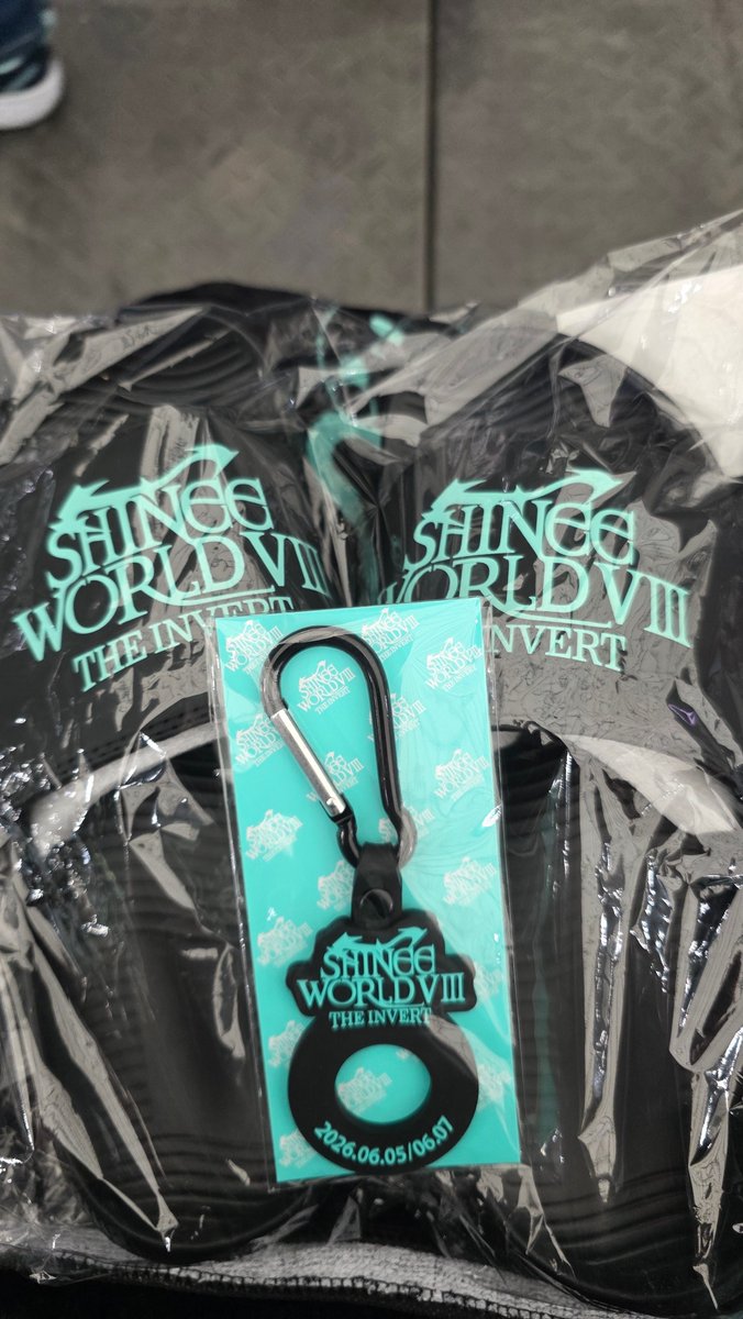 _swtokyodome's tweet photo. アプグレグッズ💎
ビニールバック
ポンチョタオル
ビニールスリッパ
🌂傘掛けキーホルダー

#SHINee #샤이니 
#2026샤이니월드VIII 
#THE_INVERT 
#2026_SHINeeWORLD_VIII_THE_INVERT_JAPAN https://t.co/m4l1McHjeh