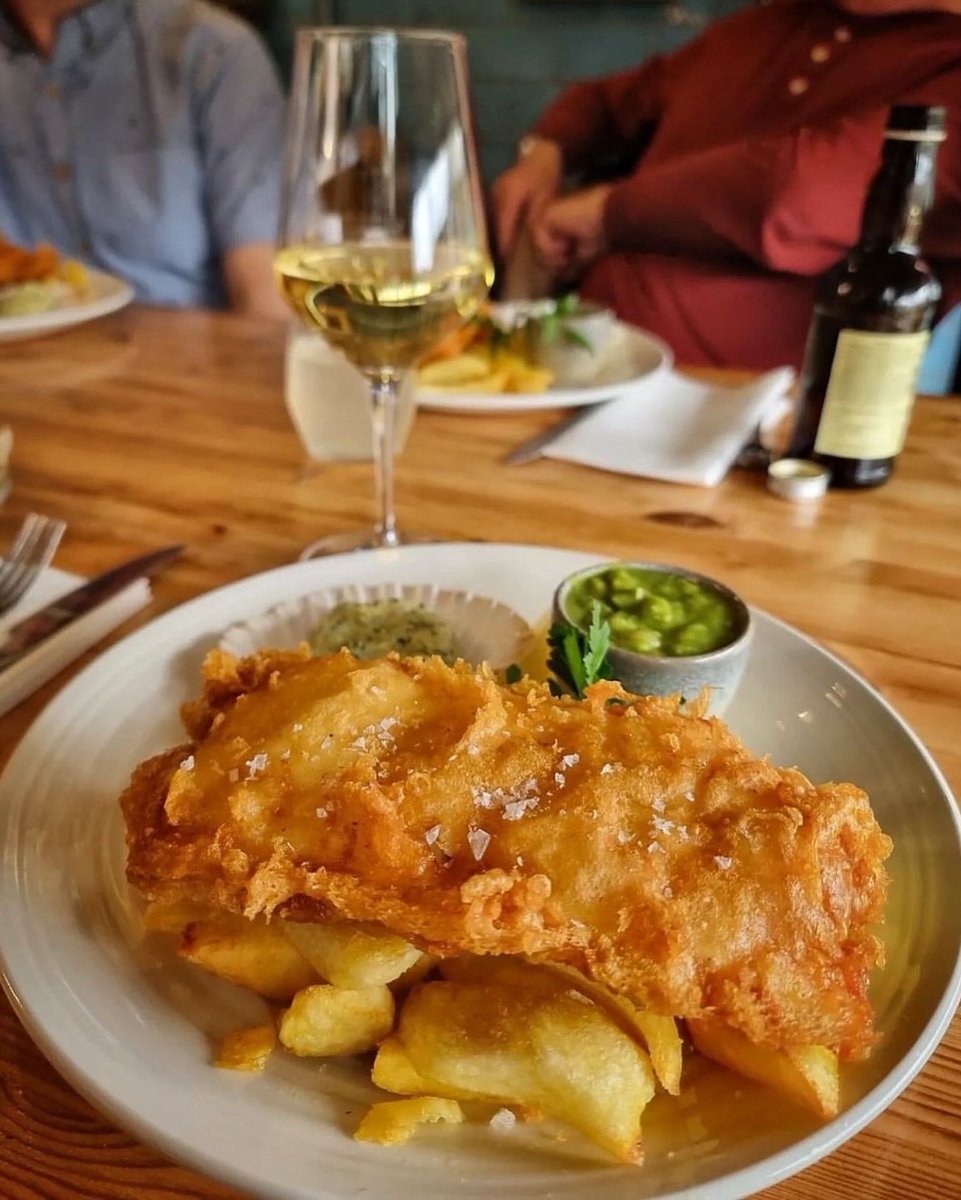 thescallopshell's tweet photo. Fish Friday The Scallop Shell way this National Fish &amp; Chip day! 🐟🍟

Of course, we’re celebrating *every* day, but if you needed an excuse for fish &amp; chips today, this is your sign to book in…✨
 
#nationalfishandchipday #fishandchips #thescallopshell https://t.co/tIwtINQR4d