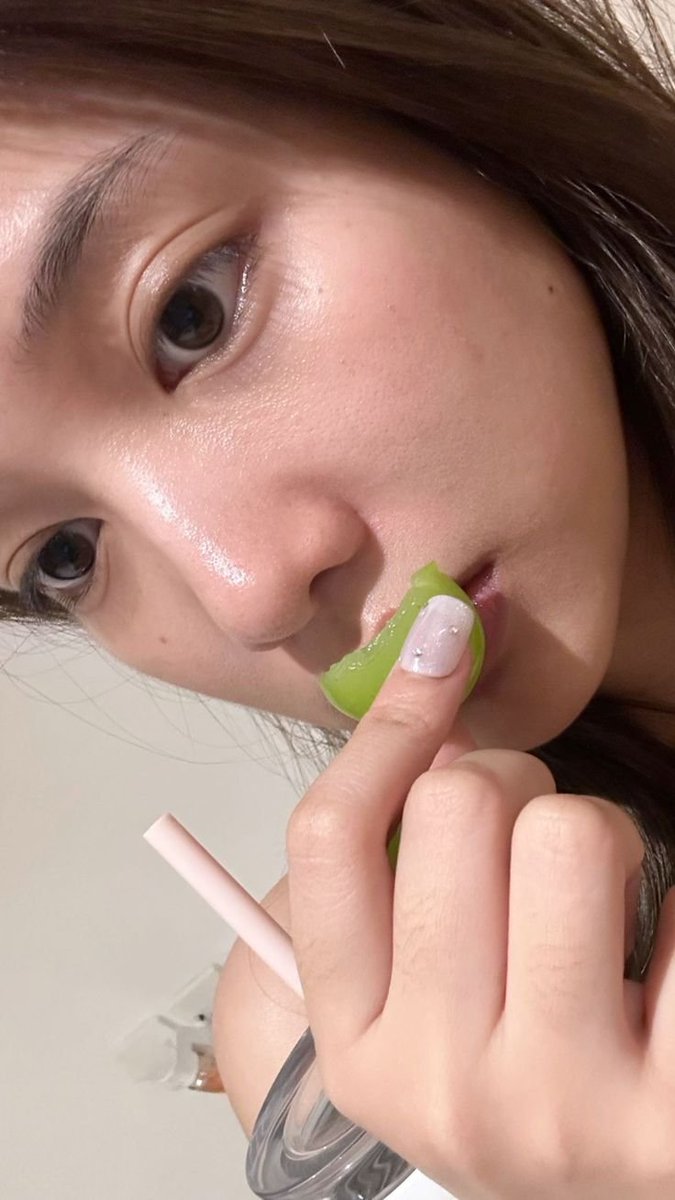 freenstulips's tweet photo. facecard goes hard, even without make up can pay a whole rent for a year https://t.co/nEprWnhV4W