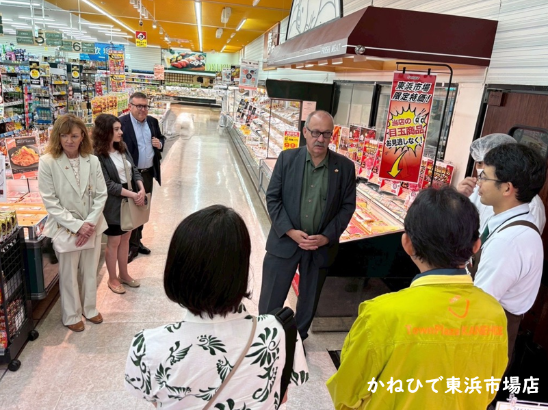 OkinawaAssembly's tweet photo. 【表敬訪問】令和8年5月27日（水）
カナダ・アルバータ州議会のマッカイバー議長が中川議長へ表敬訪問されました！昨年の本県議員海外派遣事業でのご縁もあり再会を歓迎し、移民の歴史や今後の友好について懇談しました。表敬後、御一行はカナダビーフを取り扱うスーパーなどの県内視察を行いました。 https://t.co/bR3IXwB1sS