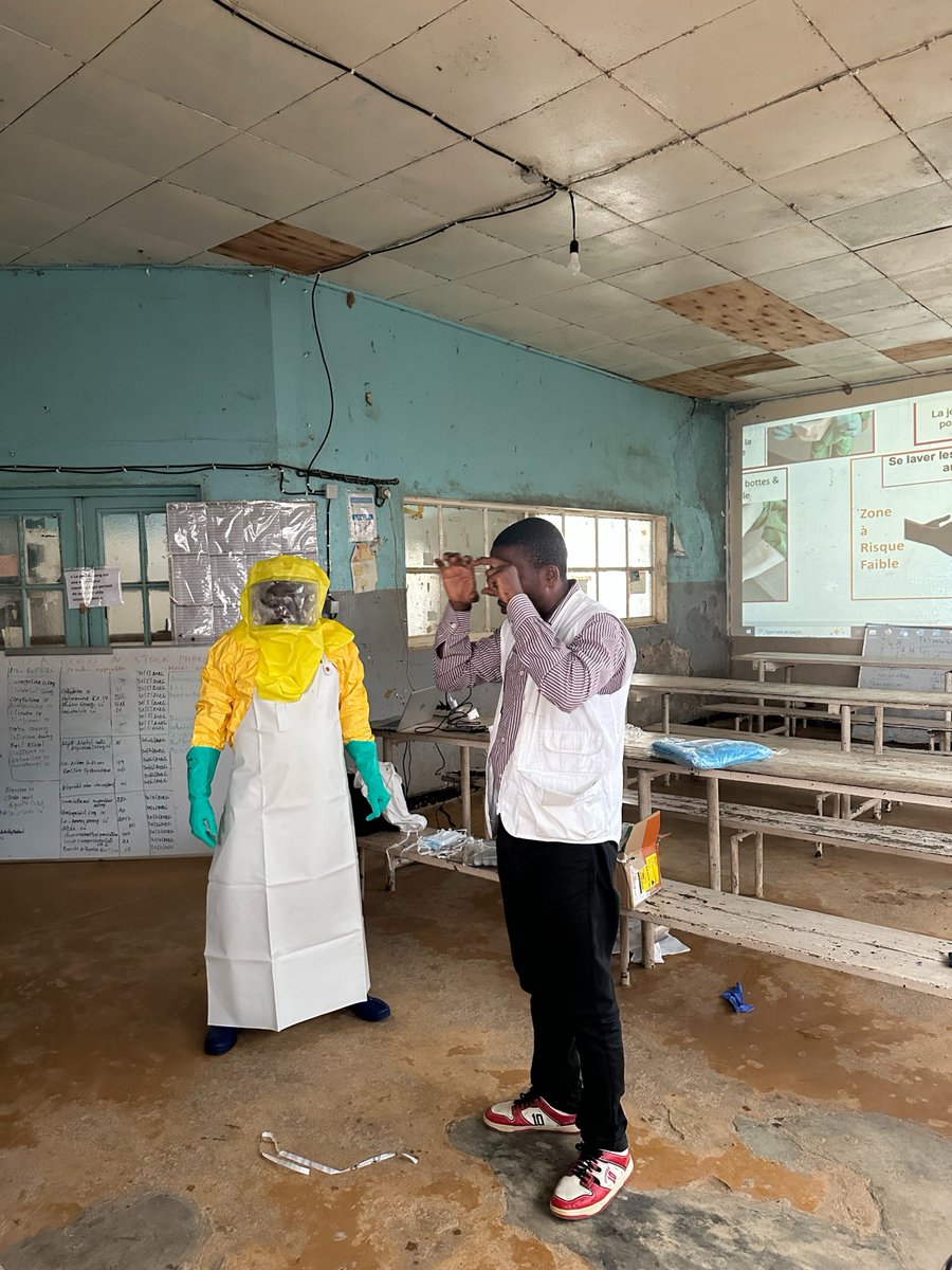 MSFcongo's tweet photo. Face à la menace de la 17ème épidémie d’#Ebola, la préparation s’intensifie à Walikale(Nord-Kivu). Depuis une semaine, @MSFcongo renforce les capacités du personnel de l’Hôpital Général via des formations sur les mesures d’hygiène, de prévention &amp; de contrôle des infections⬇️#RDC https://t.co/S9tEgYClYm