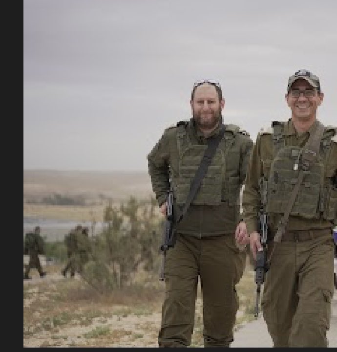 TheJeremyMan's tweet photo. פרשת שלח – לראות את האפשרי

חטא המרגלים הוא אחד הסיפורים המוכרים בתורה, אך בעיניי אחת הנקודות המעניינות בו היא שלא הייתה מחלוקת על העובדות.

12 המרגלים הלכו לאותם מקומות, פגשו את אותם אנשים וראו את אותם דברים. כולם ראו ערים בצורות, אויבים חזקים ואתגרים מורכבים. המחלוקת לא הייתה במידע אלא בניתוח שלו.

עשרת המרגלים הסתכלו על המציאות כפי שהיא בהווה. הם ראו את הקשיים, את הסיכונים ואת הסיבות לכך שהמשימה עלולה להיכשל.

יהושע וכלב הסתכלו על אותה מציאות בדיוק, אבל ראו גם את מה שהיא יכולה להיות בעתיד. הם לא התעלמו מהאתגרים, אלא האמינו ביכולת להתמודד איתם. במקום לראות רק ערי חומה של הכנענים, הם ראו ערים של עם ישראל. במקום לראות רק ענקים, הם ראו את הגיבורים שיקומו מתוכנו. במקום לראות מדבר של אי־ודאות, הם ראו את הארץ המובטחת ואת המדינה שתיבנה בה.

זו אולי אחת התכונות החשובות ביותר של מנהיגות: לדעת להבחין בין העובדות לבין הפרשנות שלהן. לומר את האמת כפי שהיא, אך לא לאבד את היכולת לראות גם את האפשרויות.

בשבועות האחרונים, לאחר יותר מ500 ימי מילואים במלחמה הזאת, פגשתי שוב ושוב חיילים צעירים שבחרו לראות את המציאות בדרך של יהושע וכלב. הם מכירים את המחירים, מודעים לקשיים ולאתגרים, ובכל זאת בוחרים להתייצב, לקחת אחריות ולהמשיך קדימה. הם לא מתעלמים מהבעיות. הם פשוט מסרבים להאמין שהבעיות הן סוף הסיפור.

אולי זהו הלקח הגדול של פרשת שלח: לא די לראות את מה שיש. צריך גם לדעת לראות את מה שיכול להיות.

בעזרת ה', שנזכה כולנו להביט על המציאות בעיניים פקוחות, לראות את האתגרים כפי שהם, אך גם את ההזדמנויות הטמונות בהם. לראות את הדברים דרך עיניהם של יהושע וכלב.

שבת שלום.