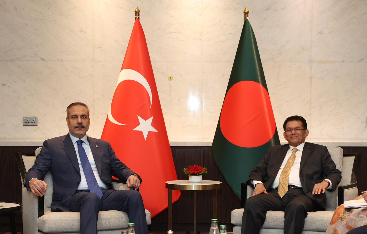 MFATurkiye's tweet photo. Minister of Foreign Affairs @HakanFidan met with Khalilur Rahman, Minister of Foreign Affairs of Bangladesh, and signed the Memorandum of Understanding on Cooperation in the Field of Protection of Cultural Heritage between the Governments of Türkiye and Bangladesh with Nitai Roy Chowdhury, Minister of Cultural Affairs of Bangladesh, in Dhaka.