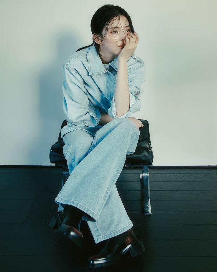 ursoheee's tweet photo. Lost   in   thought,   wrapped   in   denim.   Slow   days   with   Giordano. https://t.co/QVX7NLM7ng