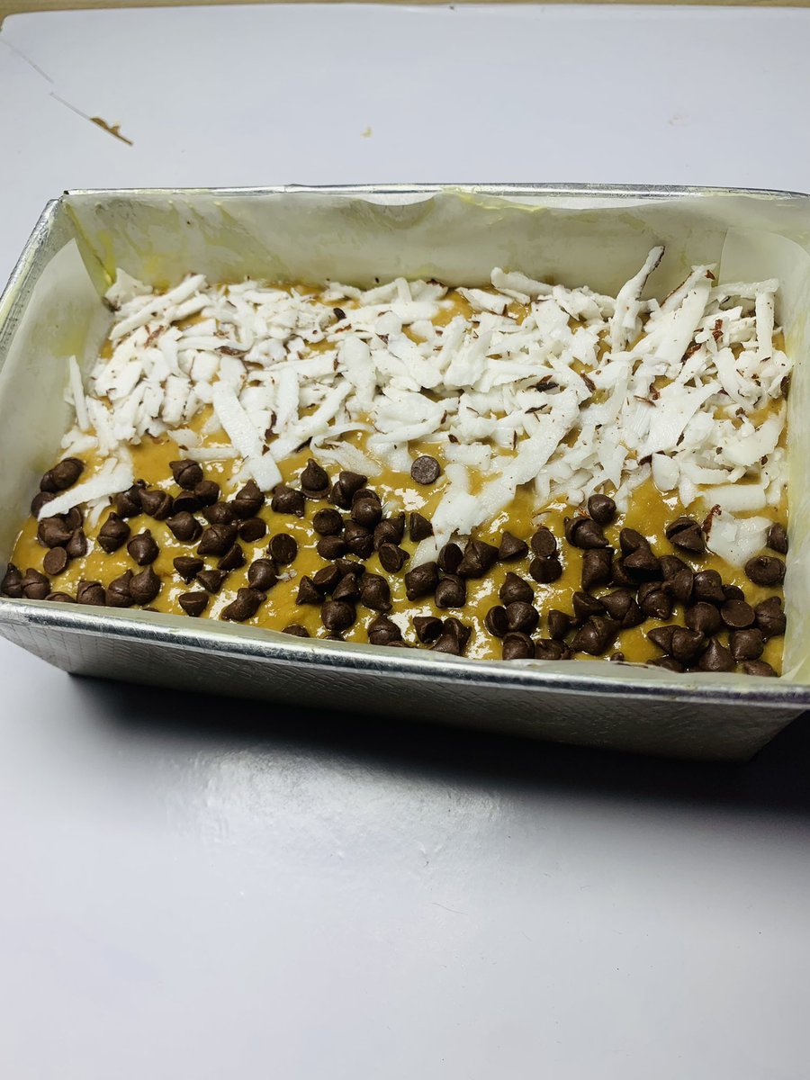 _MayomideOOT's tweet photo. My client's weekend is about to be absolutely lit🔥🔥🔥……I'm talking about a delicious, freshly baked banana bread loaded with rich chocolate and  coconut shavings made exactly the way she wanted. 

The aroma alone will have her floating on cloud nine😂. https://t.co/83vQvk5hh2