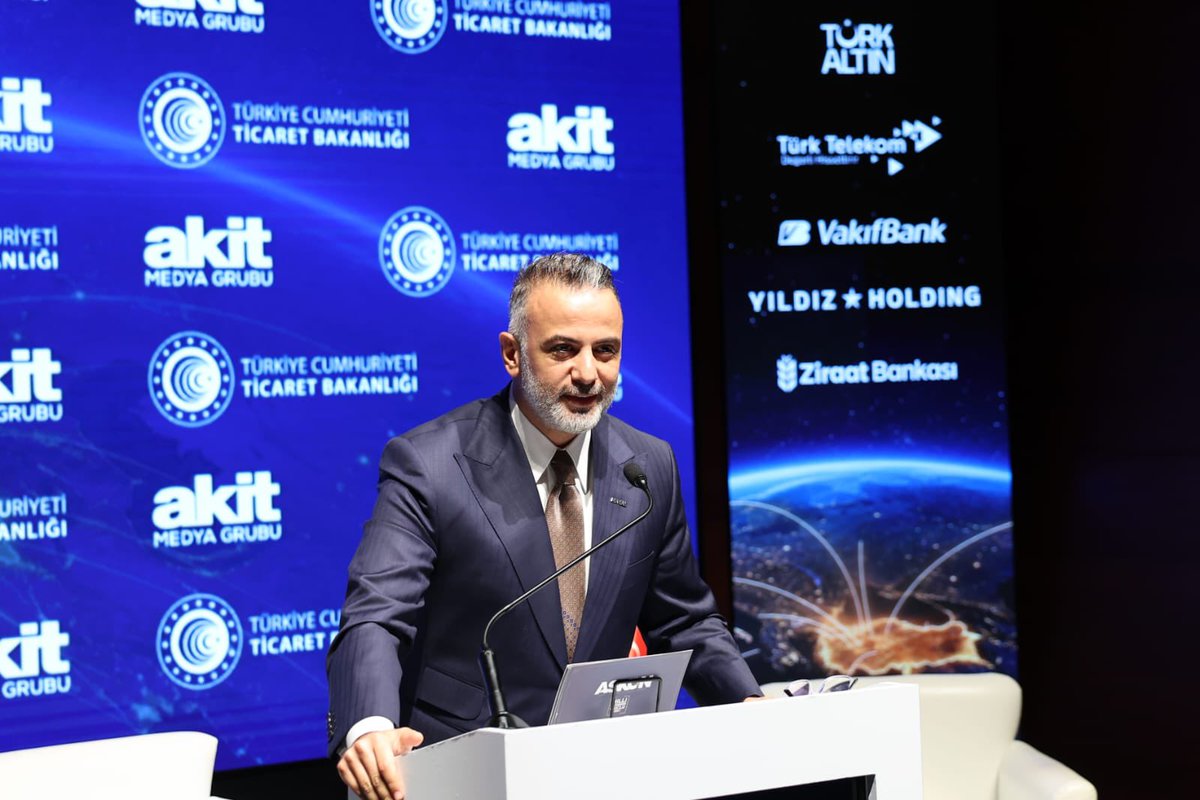 orhanaydin's tweet photo. Ticarette Milli Vizyon Zirvesi vesilesiyle, ülkemizin üretim, ihracat ve kalkınma hedeflerinin ele alındığı verimli bir programda bulunmaktan memnuniyet duyduk.

Programın gerçekleşmesine öncülük eden T.C. Ticaret Bakanımız Sayın @omerbolatTR ‘a, Akit Medya Grubu ailesine ve YKB Sayın Nuri Karahasanoğlu ve yine İFM’deki ev sahipliklerinden ötürü Türkiye Bankalar Birliği Başkanı ve Ziraat Bankası Genel Müdürü Sayın Alpaslan Çakar’a ve programa katkı sunan tüm katılımcılara teşekkür ediyorum.

Zirvede de ifade ettiğimiz gibi;

"Türkiye Yüzyılı’nın ekonomik başarısı; yüksek teknoloji üreten, inovasyonu önceleyen, güçlü markalar oluşturan ve küresel rekabette öne çıkan bir üretim ekosistemi kurabilmemize bağlıdır. ASKON olarak yıllardır savunduğumuz temel anlayış tam olarak budur."

Üreten Türkiye.
İhracat yapan Türkiye.
Yatırım yapan Türkiye.
İstihdam oluşturan Türkiye.
Ve ekonomik bağımsızlığını güçlendiren Türkiye.

Çünkü ekonomik bağımsızlık, siyasi bağımsızlığın da en güçlü teminatlarından biridir.
Bu hedeflere ulaşmak için iş dünyası, kamu ve finans sektörünün ortak akıl ve güçlü iş birliğiyle çalışmaya devam edeceğine inanıyoruz.

#TicaretteMilliVizyonZirvesi #TürkiyeYüzyılı #ASKON  #ÜretenTürkiye #İhracat #akittv