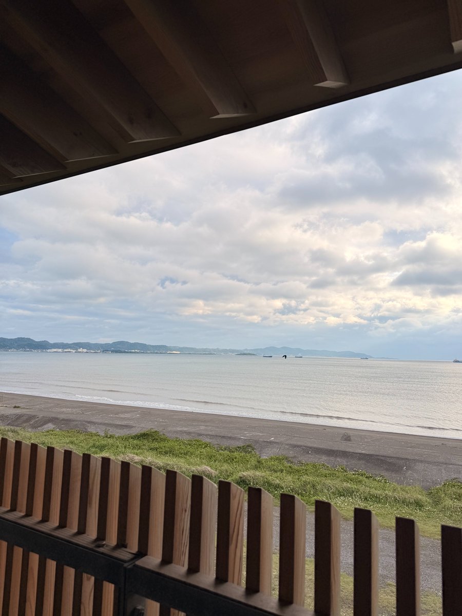 graphnetwork's tweet photo. ＼本日もお疲れ様でした！／
金曜日、一週間のゴールですね！
先日行った館山の #SANU がとても良かったので、
次は軽井沢の方へも行ってみたいなと計画中です🌲
(熊に出会わないか少し怖いですが…🐻)

今日はゆっくり休んで、良い週末をお迎えください！

#企業公式がお疲れ様を言い合う 
#企業公式相互フォロー