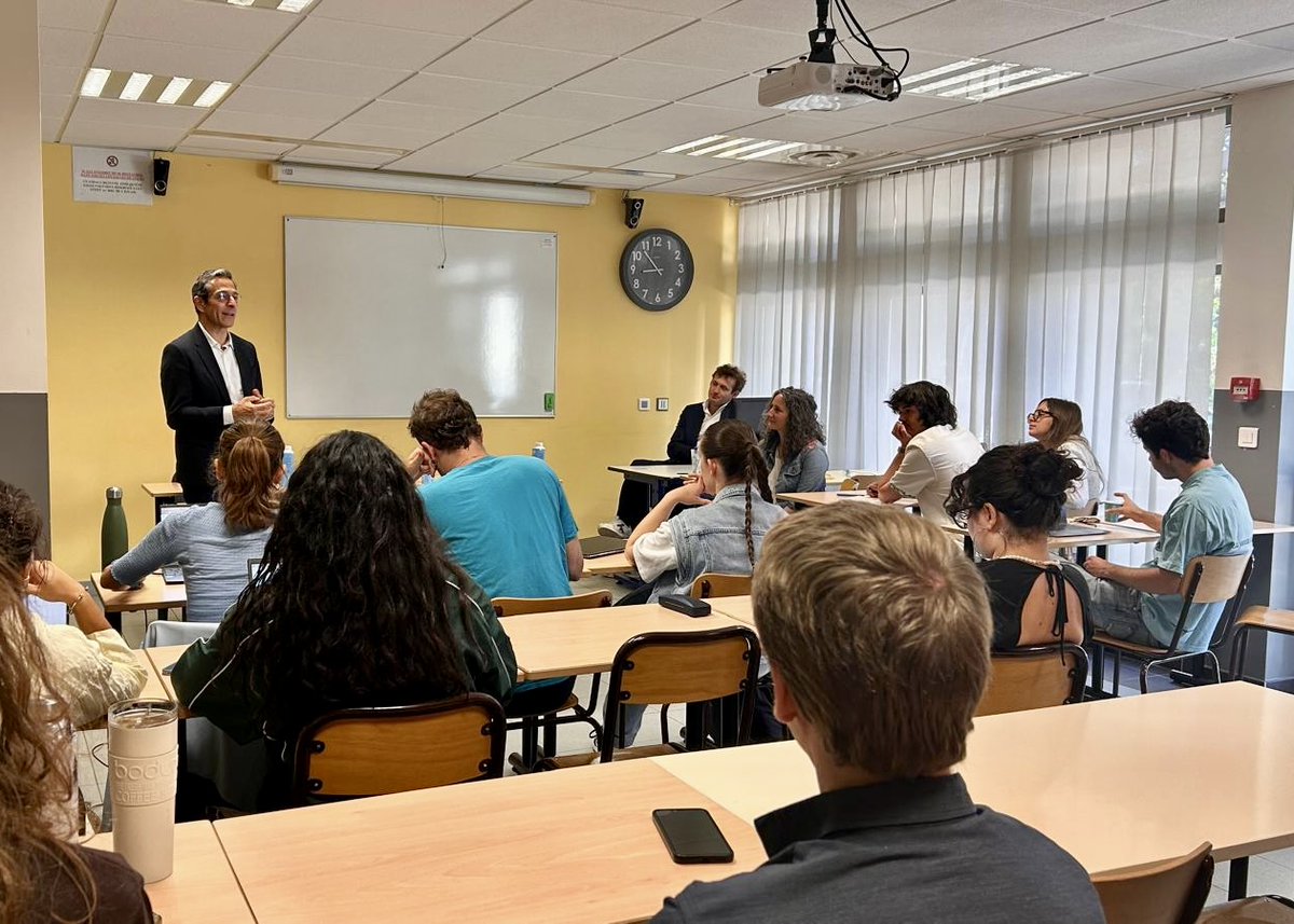 Arcom_Marseille's tweet photo. Le président de l’Arcom, @martinajdari, répond aux questions des étudiants de l’EJCAM, l’école de journalisme et de communication d'Aix-Marseille. https://t.co/KkBNA5Xg0M