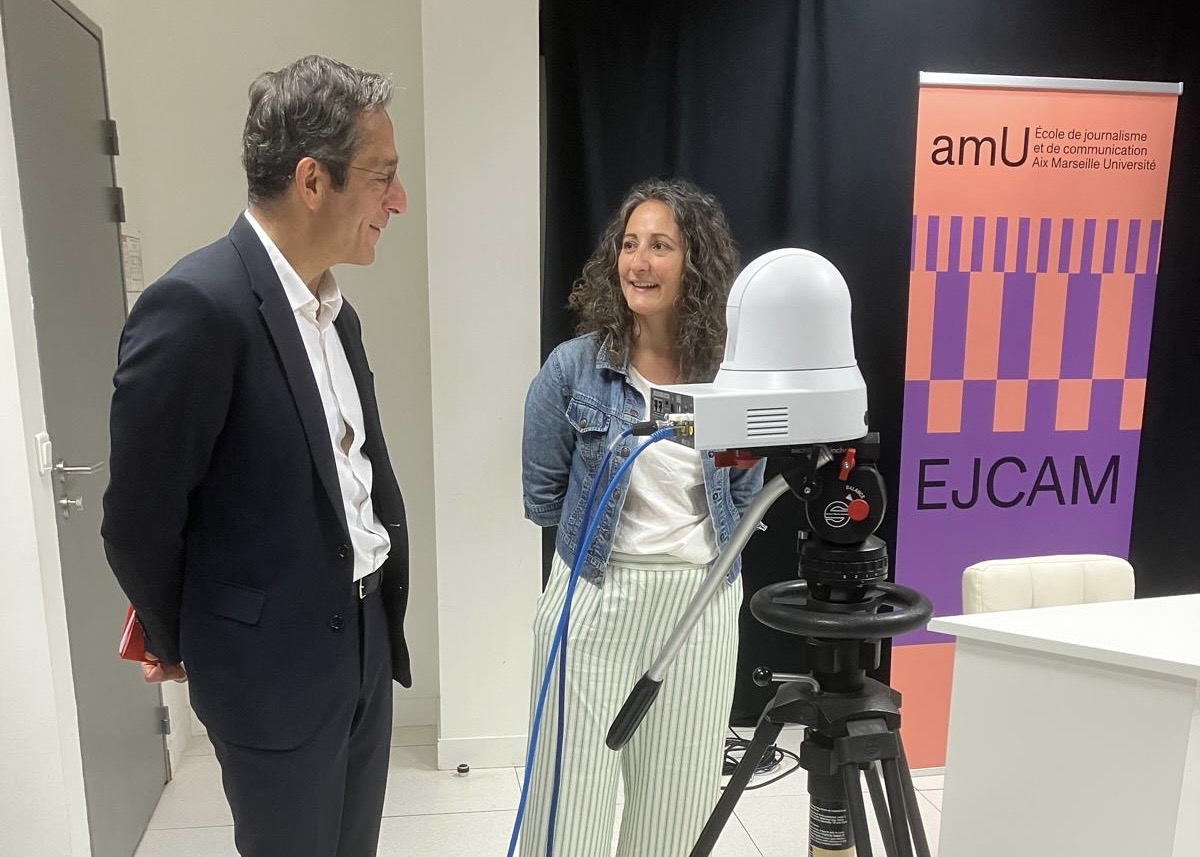 Arcom_Marseille's tweet photo. Le président de l’Arcom, @martinajdari, répond aux questions des étudiants de l’EJCAM, l’école de journalisme et de communication d'Aix-Marseille. https://t.co/KkBNA5Xg0M
