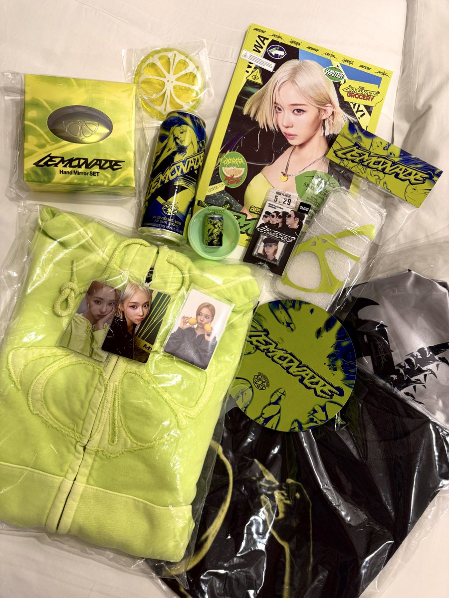 mnik_ae_de's tweet photo. 冬子ちゃんづくし🥰⭐️⭐️
あとLAMONADE ver.とP.O.S ver.と
CAN ver.のアルバムGETしたら今回の
🇰🇷ミッション完璧〜♥️♥️♥️
#aespa_WEEK #aespa #LAMONADE https://t.co/DokVU5zNB0
