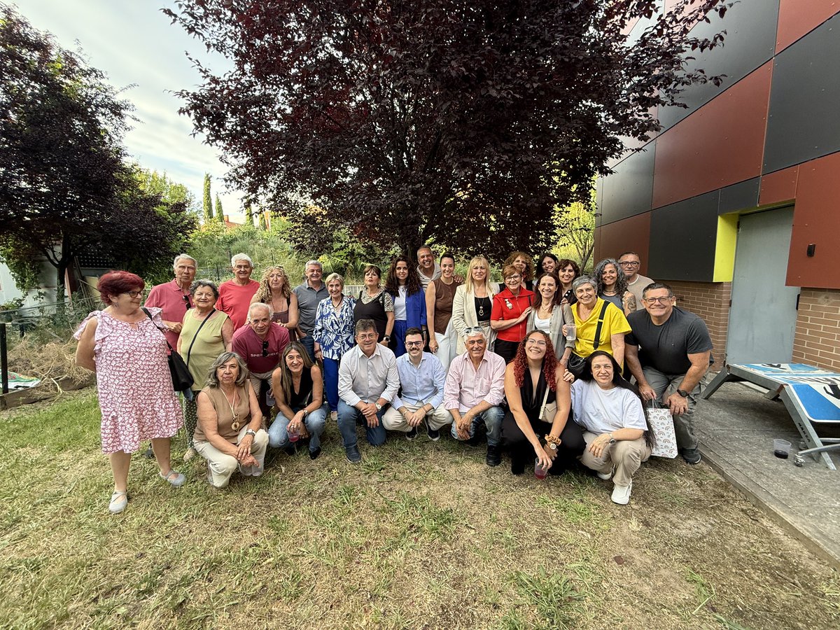 Jorgepl_99's tweet photo. Ayer la @Fem13rosasRivas premió y homenajeó a Julia Conesa, una de las 13 rosas y compañera de las Juventudes Socialistas Unificadas.

Fue un privilegio escuchar a Constanza, su sobrina nieta, que nos leía su última carta: “Que mi nombre no se borre de la historia”

#Memoria 🌹💜 https://t.co/8b5TnBt0sV