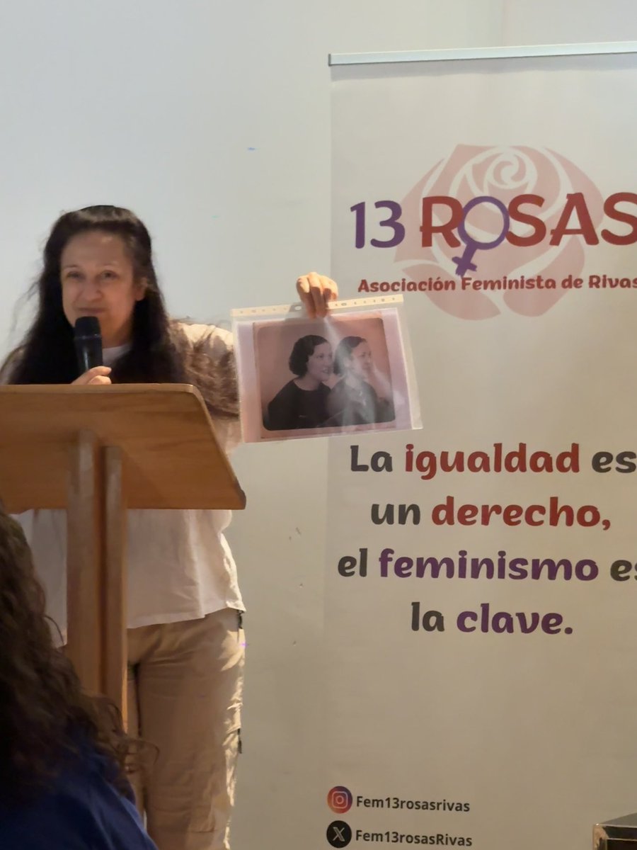 Jorgepl_99's tweet photo. Ayer la @Fem13rosasRivas premió y homenajeó a Julia Conesa, una de las 13 rosas y compañera de las Juventudes Socialistas Unificadas.

Fue un privilegio escuchar a Constanza, su sobrina nieta, que nos leía su última carta: “Que mi nombre no se borre de la historia”

#Memoria 🌹💜 https://t.co/8b5TnBt0sV