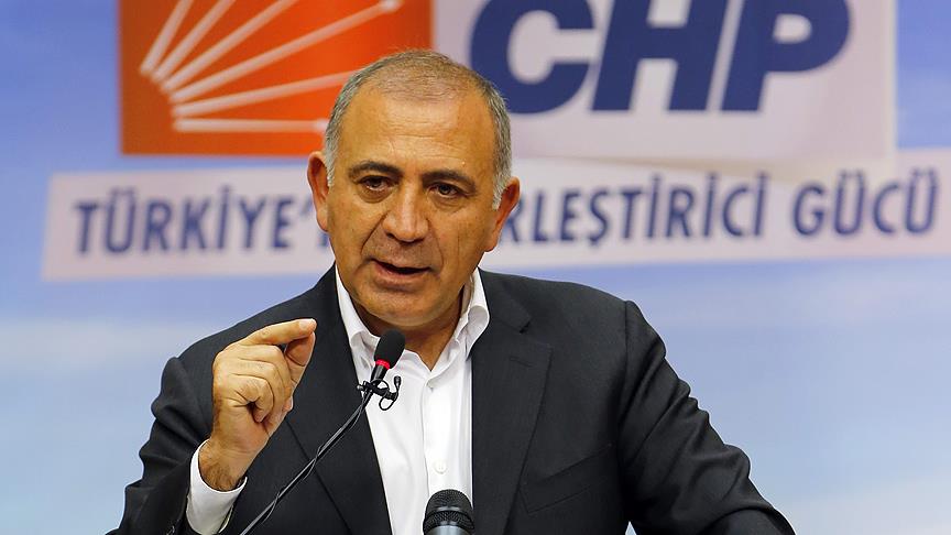 trhaber_com's tweet photo. CHP eski Milletvekili Gürsel Tekin:

▪️Açık ve net söylüyorum: AK Parti'nin bu süreçle uzaktan yakından, hiçbir alakası yok. 

▪️Bizim de bu tezgahla en ufak bir ilişkimiz olamaz! Ortaya tek somut belge koysunlar, bu ülkeyi terk ederim! Bırakın belgeyi, hem benimle hem de arkadaşlarımla ilgili tek bir haklı delil göstersinler, siyaseti bırakırım. 

▪️Yahu insanda biraz insaf olur! Şikayet eden CHP'li, şikayet edilen yine CHP'li! 

▪️Üstelik kim bu şikayet edenler biliyor musunuz? Sayın Özgür Özel gibi düşünenler, yani sözüm ona 'değişimci' olup Sayın Kılıçdaroğlu'na muhalefet eden partililer. 

▪️Davayı açan onlar, mahkemeye bilgi ve belge taşıyanlar yine onlar! Şimdi kendi içlerindeki bu hesapsızlığı, bu kavgayı örtbas etmek için kalkıp 'O yaptı, bu yaptı' diyerek suçu başkasına atıyorlar. 

▪️Bu çok ucuz ve kolaycı bir siyasettir. Kimse kusura bakmasın, ortada asla AK Parti ile ilişkilendirilecek bir süreç yok. 

▪️Davayı açan kim, davalı olan kim? Aktörlerin hepsine somut olarak baktığınızda gerçek zaten kabak gibi ortada! Kendi kendinizi ihbar edip, sonra dönüp başkalarını suçlayamazsınız!