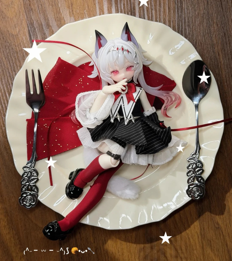 DiamondTrust_W's tweet photo. 【追加新作情報｜喵喵喵次方】
不可食用人偶より販売予定の
「全員、猫」な新作 1/8 #ブラインドドール
『喵喵喵次方』について、
シークレット
露娜(白猫)-LUNA が公開されました。

あわせて、シークレット入りオールインボックスの販売も告知されています。
こちらは、初回キャンペーン期間中に予約いただければ必ず入手が可能です。

また、オールインの特典には
・ボディ
・狸花猫(日本でいうキジトラに近い柄)ヘアパーツ
・限定アイ
・限定メイク済みフェイス
・限定柄尻尾(フェイクファー)
が含まれており、特典だけでも別で1体分の猫ドールを組める内容になっています。

当店では6月後半に注文受付開始予定です。