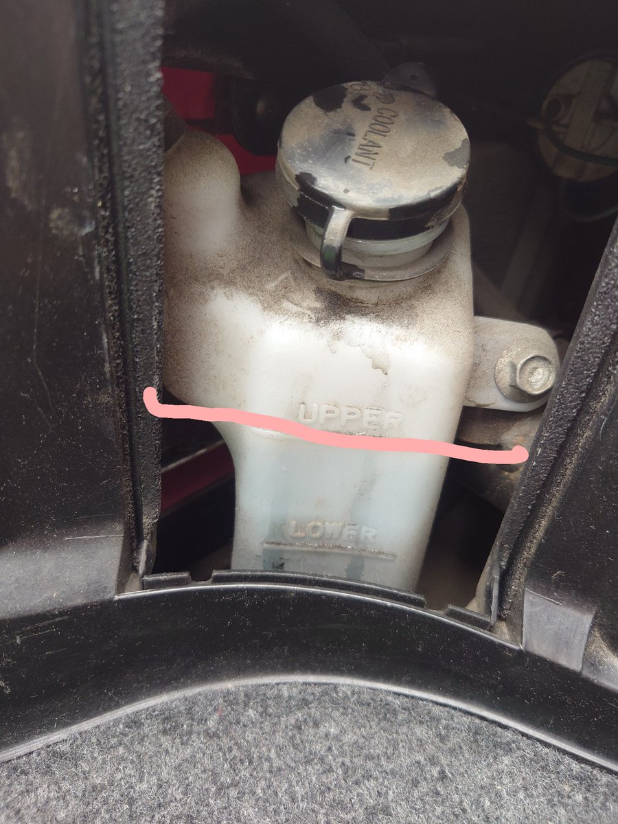 matiga9's tweet photo. リード110
10年以上無給水だったクーラント、下限ラインでした。
水道水を足しておしまい。
クーラントなんか交換不、要甘やかさない。 https://t.co/36USdi9zpQ
