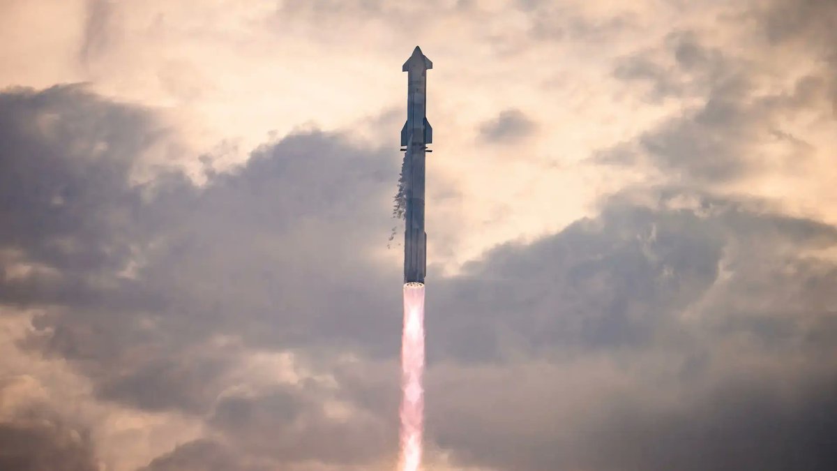 anandrathi13's tweet photo. A lot of people in my network and on X are talking about SpaceX’s valuation. Discussing it with college friends made me realise again why I fell in love with the company. I was being stupid for getting influenced by the negativity. 2/ https://t.co/F5s4Aptodd