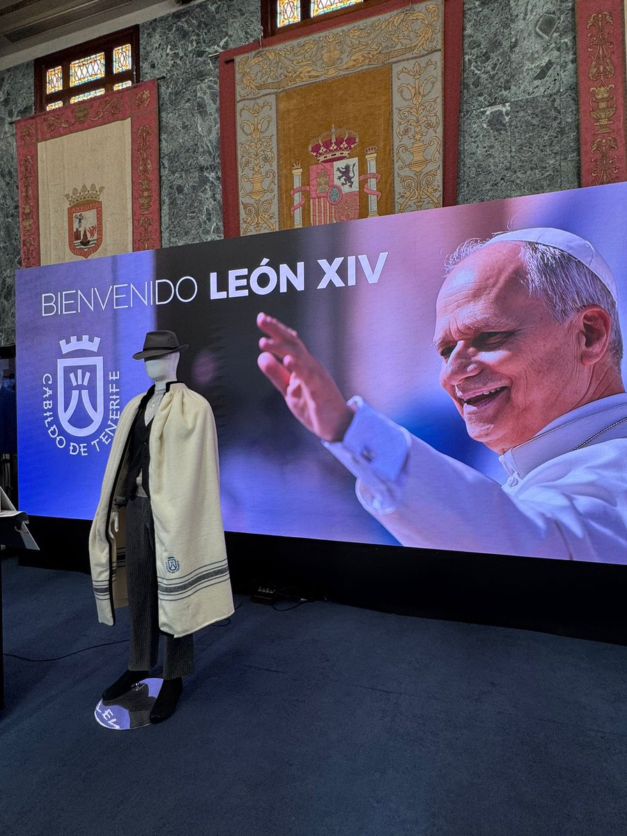 Artesaniatfe's tweet photo. 🗣️✨️El @Cabildotenerife hace entrega de los obsequios que el pueblo de Tenerife quiere hacer llegar al Papa León XIV con motivo de su próxima visita.
👉Una Manta tradicional de Tenerife símbolo de La Esperanza  
👉Un frontal, mantel de altar, elaborado con las técnicas de... https://t.co/cmMSjstxIm