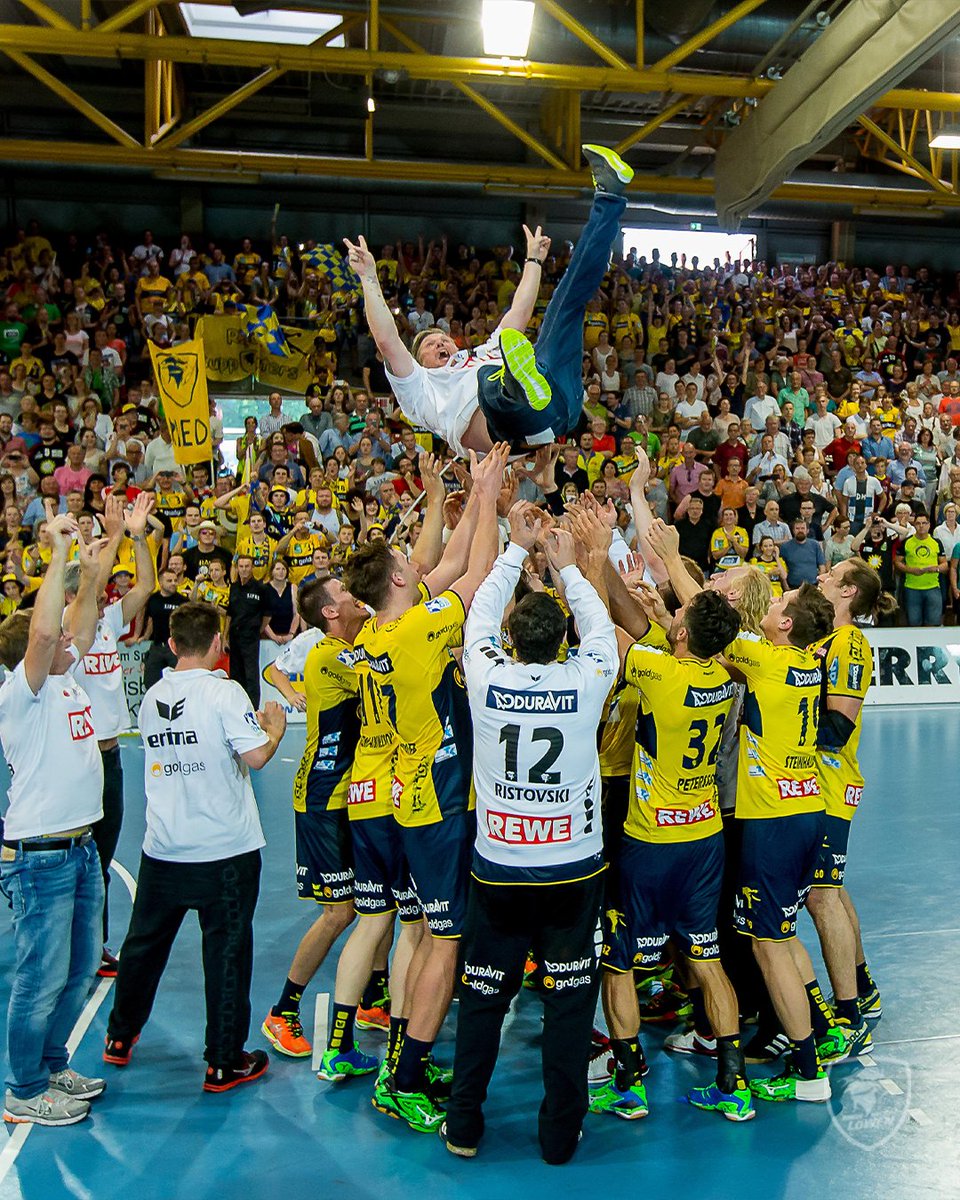 RNLoewen's tweet photo. 𝐎𝐧 𝐭𝐡𝐢𝐬 𝐝𝐚𝐲 1⃣0⃣ 𝑦𝑒𝑎𝑟𝑠 𝑎𝑔𝑜 🏆🦁

#rnl #rnloewen #handball https://t.co/pg6oqGn9GM