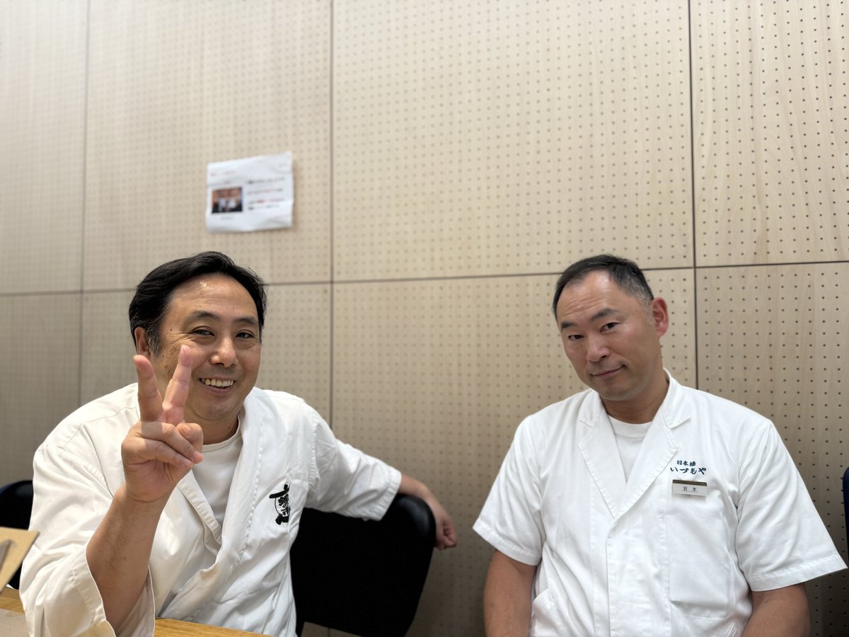 sing_spn's tweet photo. きょうは日本橋の旦那たちとおしごと♪

日本橋いづもや 岩本さん
蛇の市本店 寶井さん(MGパイセン)

うなぎにおすしに美味しそうな話題で控室も盛り上がっとります https://t.co/PC02utSc0A