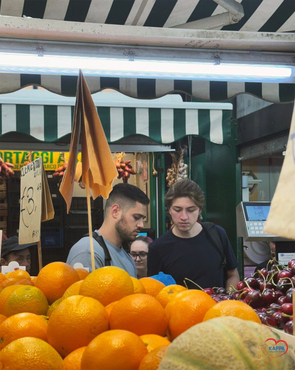 kappalanguage's tweet photo. Mattinata di intense trattative ortofrutticole 🍇🍈🍉🍊 al Mercato Esquilino per la nostra classe di livello intermedio! https://t.co/Gz4FBC2OBx
