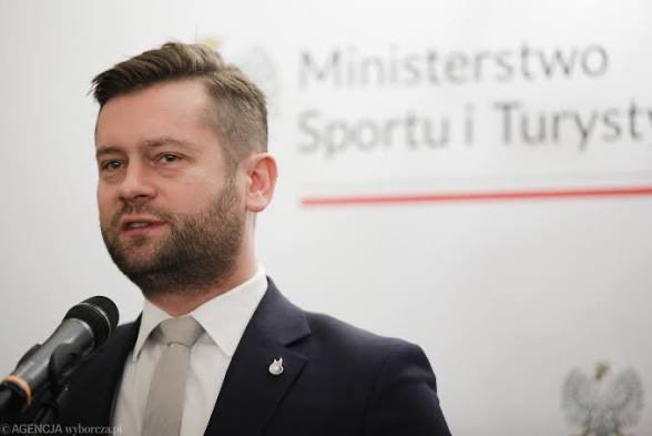 MaciekCluskey's tweet photo. @MorawieckiM Twój minister odmówił wsparcia finansowego, bo jego zdaniem nie rokowała. Także racz skleić pizdę, Bambik… https://t.co/mj3FvWfbbl