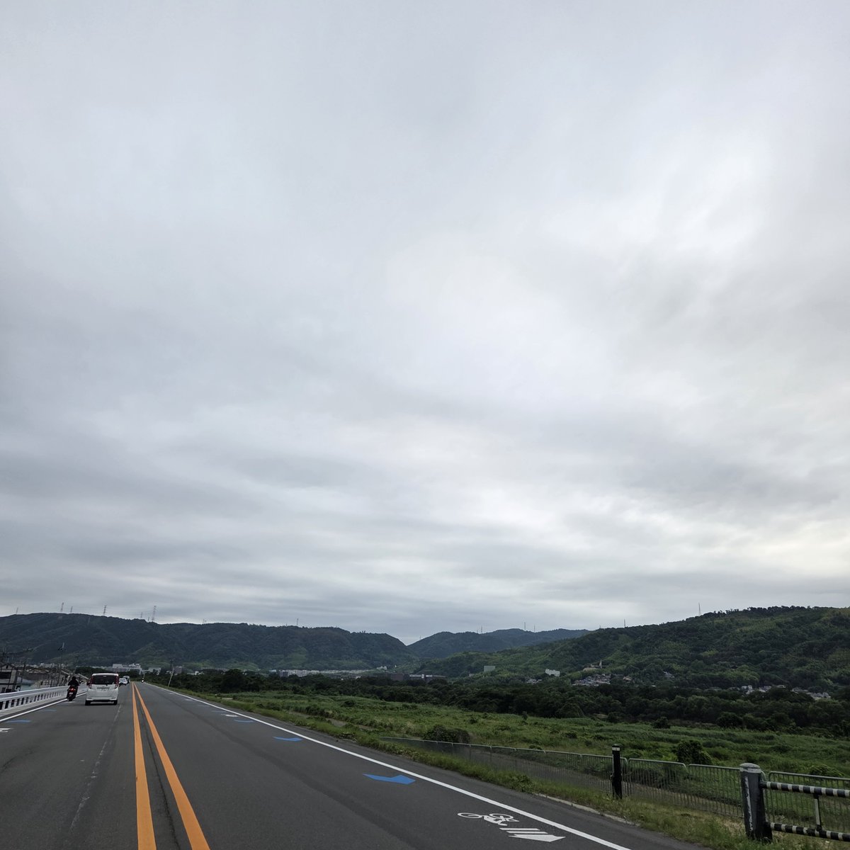 ken24649's tweet photo. 金曜日おつかれさま😁

梅雨入りしたけど今日も爽やかな１日でした😁
風がひんやりしてて気持ちよかった😊

今週は台風もきたけどやっぱり長い１週間でした😵‍💫
この金曜日帰りの時間が１番スッキリ👍
仕事から最も離れられる🥰

週末休みのウキウキしかない😘
休みの予定は一つもないけど🤣

#イマソラ https://t.co/0WG0fomCvz