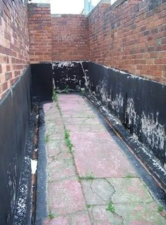 jonbranson's tweet photo. @40wheels @BluebirdsPast Saltergate toilets took a brave person...trough, you didnt want to be down the bottom end of the slope and the lack of roof was useful as the only way they flushed was if it rained! https://t.co/hPq8v6lFIe