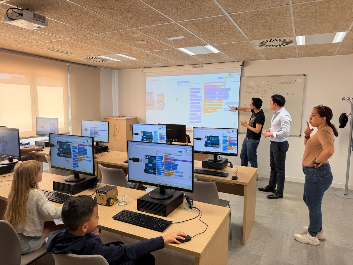 aytoSalamanca's tweet photo. @salamancatech Un total de 1.258 escolares de 25 centros educativos se acercan estos días a tecnologías como la impresión 3D y la robótica, con talleres prácticos y adaptados a su edad. 🤖El objetivo es ofrecer al alumnado una primera experiencia con tecnologías clave del presente y del futuro. https://t.co/v9Z4H24A3g