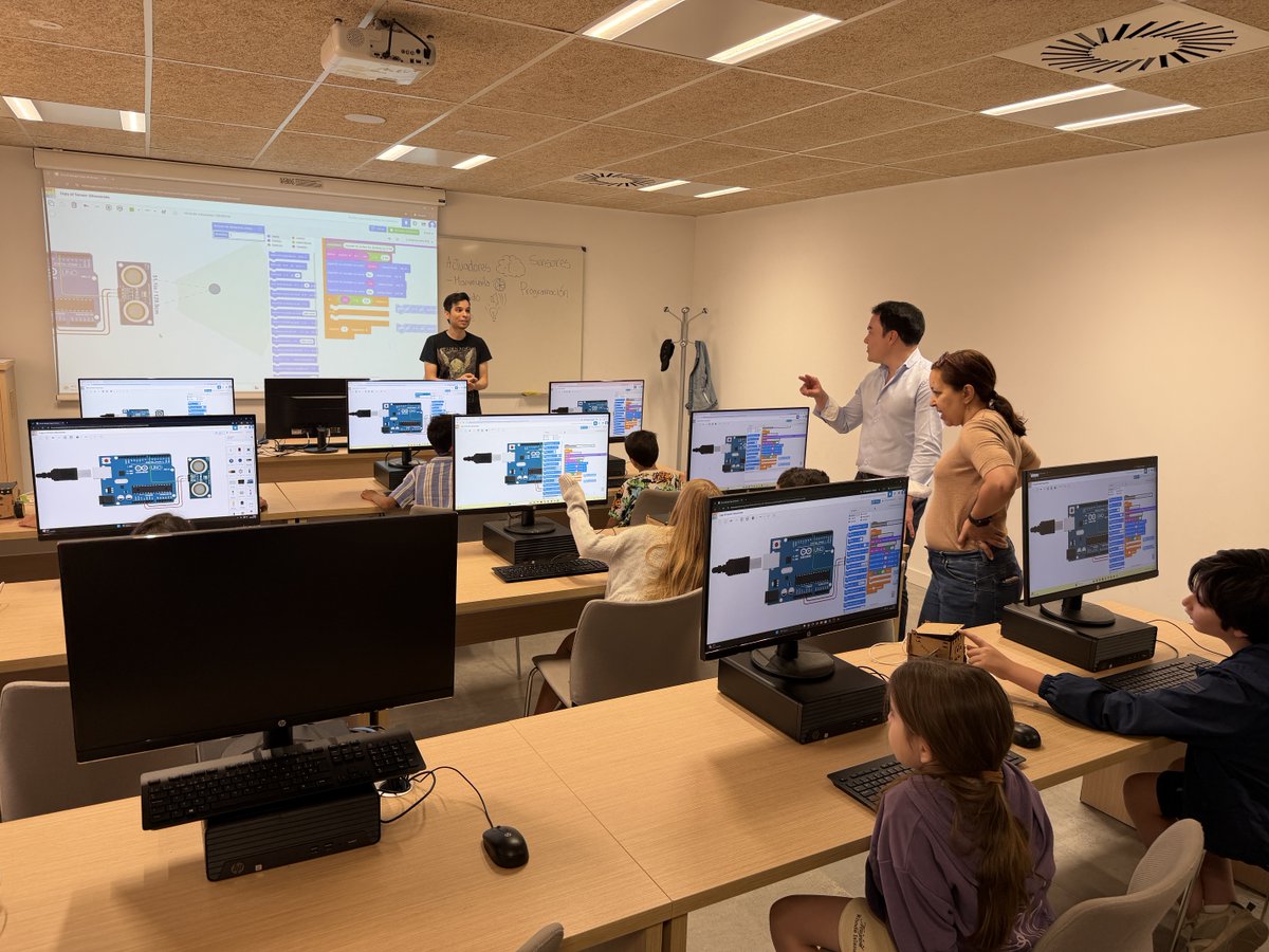 aytoSalamanca's tweet photo. @salamancatech Un total de 1.258 escolares de 25 centros educativos se acercan estos días a tecnologías como la impresión 3D y la robótica, con talleres prácticos y adaptados a su edad. 🤖El objetivo es ofrecer al alumnado una primera experiencia con tecnologías clave del presente y del futuro. https://t.co/v9Z4H24A3g