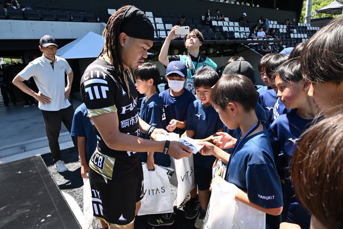tochigi_city_'s tweet photo. 📸 𝐆𝐀𝐌𝐄 𝐑𝐄𝐏𝐎𝐑𝐓

《#田中パウロ淳一 選手プレゼンツ
“𝐏𝐀𝐔𝐋𝐎 𝐒𝐄𝐀𝐓”》

ジュビロ磐田戦では、SAKURA F.C.の皆さんをご招待🙌

パウロ選手との交流に加え、
スタジアムならではの
迫力あるプレーを間近で体感🍍🔥

#栃木シティ https://t.co/FObNK8ICPL