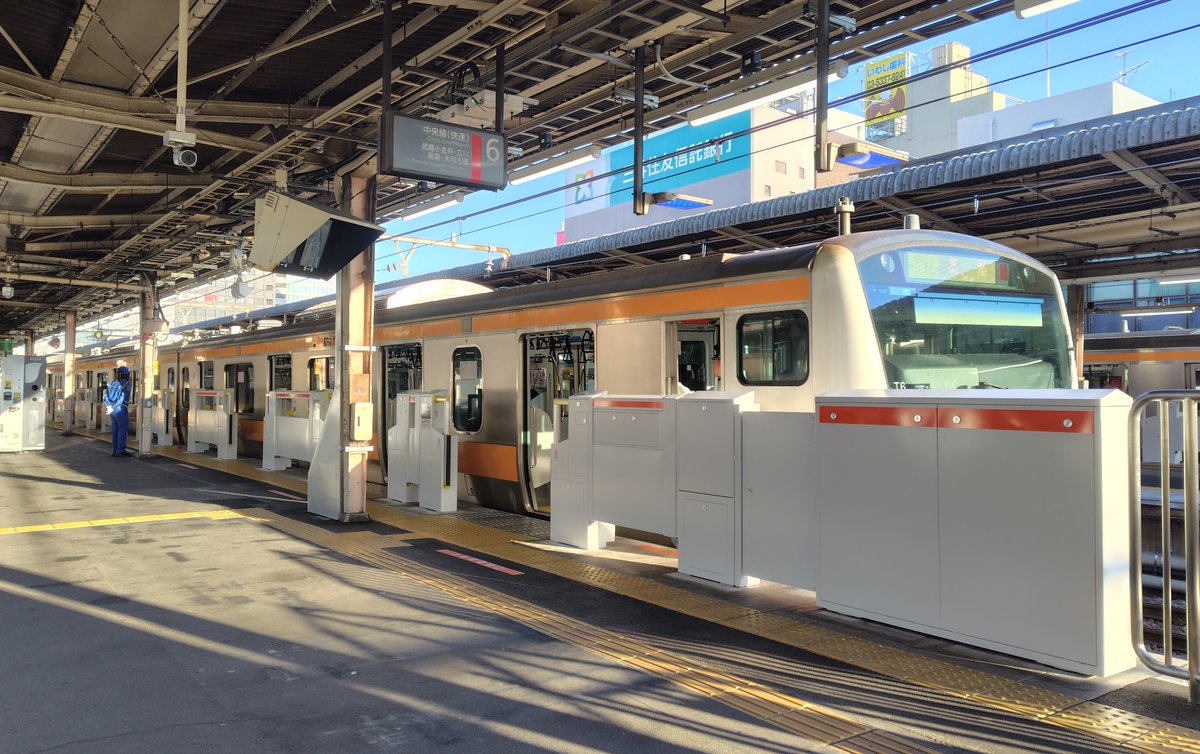JREast_TokyoPMO's tweet photo. JR中野駅では、中央線快速 6・８番線のホームドアを6月5日より使用開始しました！ 現在、並行してその他のホームへのホームドア設置工事も進行中です。 引き続き、お客さまにより安心してご利用いただける駅づくりを目指します！ #jr東日本 #中野駅 #建設 #ホームドア https://t.co/xezkjS4gKW