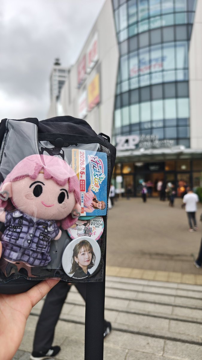 LUCKY_RABIT's tweet photo. 着いたぜ！
物販も間に合った😊✌️
最後かもしれないのでユニコーンと撮っておいた😄
#あやかワンマン 
#へごサ https://t.co/pnOenHmvhV
