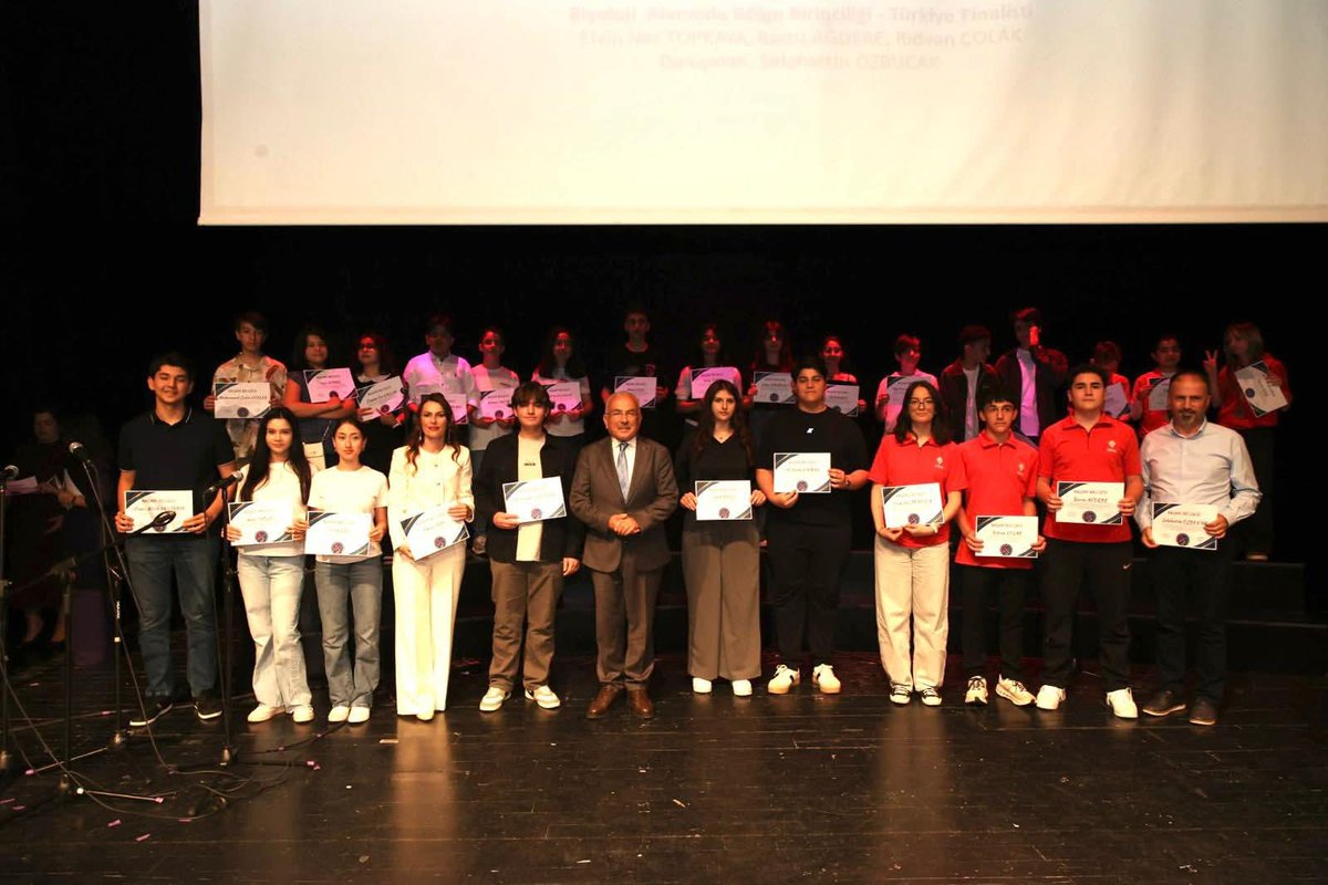 Ordu_MEM's tweet photo. 📍Altınordu 

Altınordu Dr. M. Hilmi Güler Bilim ve Sanat Merkezi tarafından düzenlenen yıl sonu programında öğrenci ve öğretmenlerimize belgeleri; Valimiz Sayın Muammer Erol, Ordu Büyükşehir Belediye Başkanı Dr. Sayın Mehmet Hilmi Güler, Ordu Cumhuriyet Başsavcısı Sayın Hasan Uçak, İl Millî Eğitim Müdürümüz Sayın Mehmet Fatih Vargeloğlu ve yöneticilerimiz tarafından takdim edildi.

#eğitimkentiORDU
#Ordu

@tcmeb @Yusuf__Tekin @TCOrduValiligi @mhilmiguler @mfvargeloglu