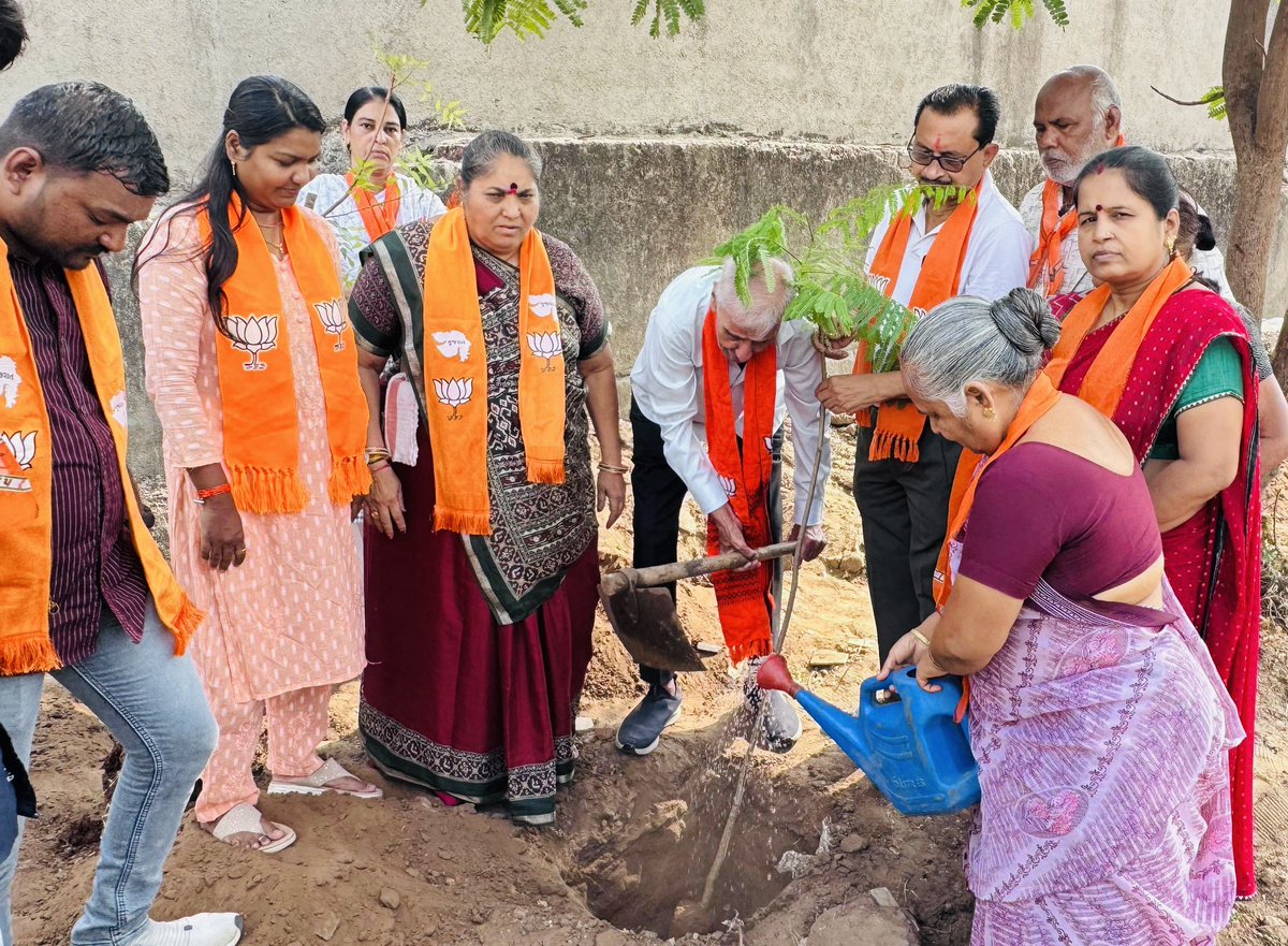 babusinhbjp's tweet photo. વૃક્ષ વાવો, પર્યાવરણ બચાવો.
​આજે વિશ્વ પર્યાવરણ દિવસ નિમિત્તે વટવા વિધાનસભા વસ્ત્રાલ વોર્ડ ખાતે વૃક્ષારોપણ કાર્યક્રમ અંતર્ગત છોડ વાવીને પ્રકૃતિના જતનનો સંકલ્પ લીધો. આવો, આપણે સૌ સાથે મળીને ગ્રીન અને ક્લીન વટવા તેમજ હરિયાળા ગુજરાતના નિર્માણમાં સહભાગી બનીએ.
#environmentalday https://t.co/IUf2cCCIH6