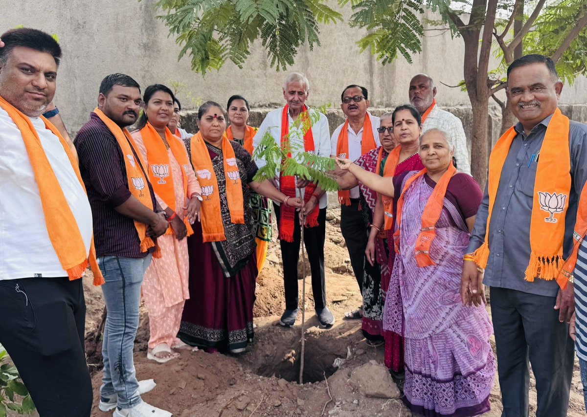 babusinhbjp's tweet photo. વૃક્ષ વાવો, પર્યાવરણ બચાવો.
​આજે વિશ્વ પર્યાવરણ દિવસ નિમિત્તે વટવા વિધાનસભા વસ્ત્રાલ વોર્ડ ખાતે વૃક્ષારોપણ કાર્યક્રમ અંતર્ગત છોડ વાવીને પ્રકૃતિના જતનનો સંકલ્પ લીધો. આવો, આપણે સૌ સાથે મળીને ગ્રીન અને ક્લીન વટવા તેમજ હરિયાળા ગુજરાતના નિર્માણમાં સહભાગી બનીએ.
#environmentalday https://t.co/IUf2cCCIH6