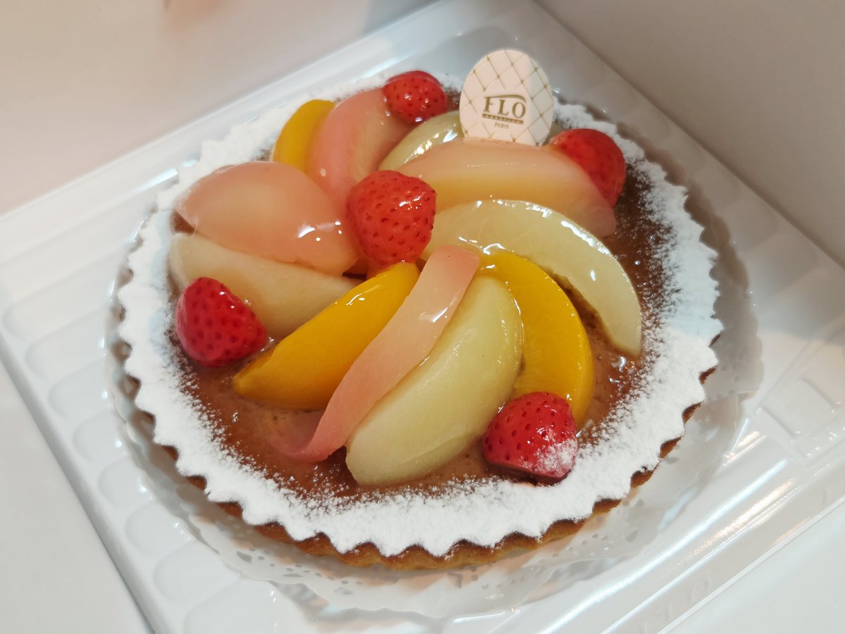 bloserry's tweet photo. 5周年なので！
タルトを！ホールで！買いました！！！
大好きな桃と苺！！！ https://t.co/HxARoWQw7v