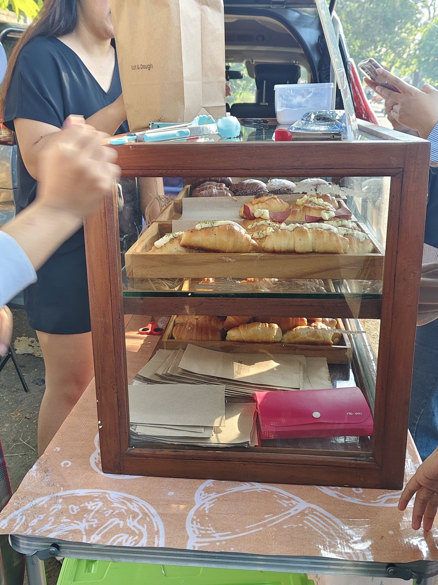 lethallysoft's tweet photo. Di mana ada antrean salt bread, di situ ada gw. https://t.co/ApV1YlBP31