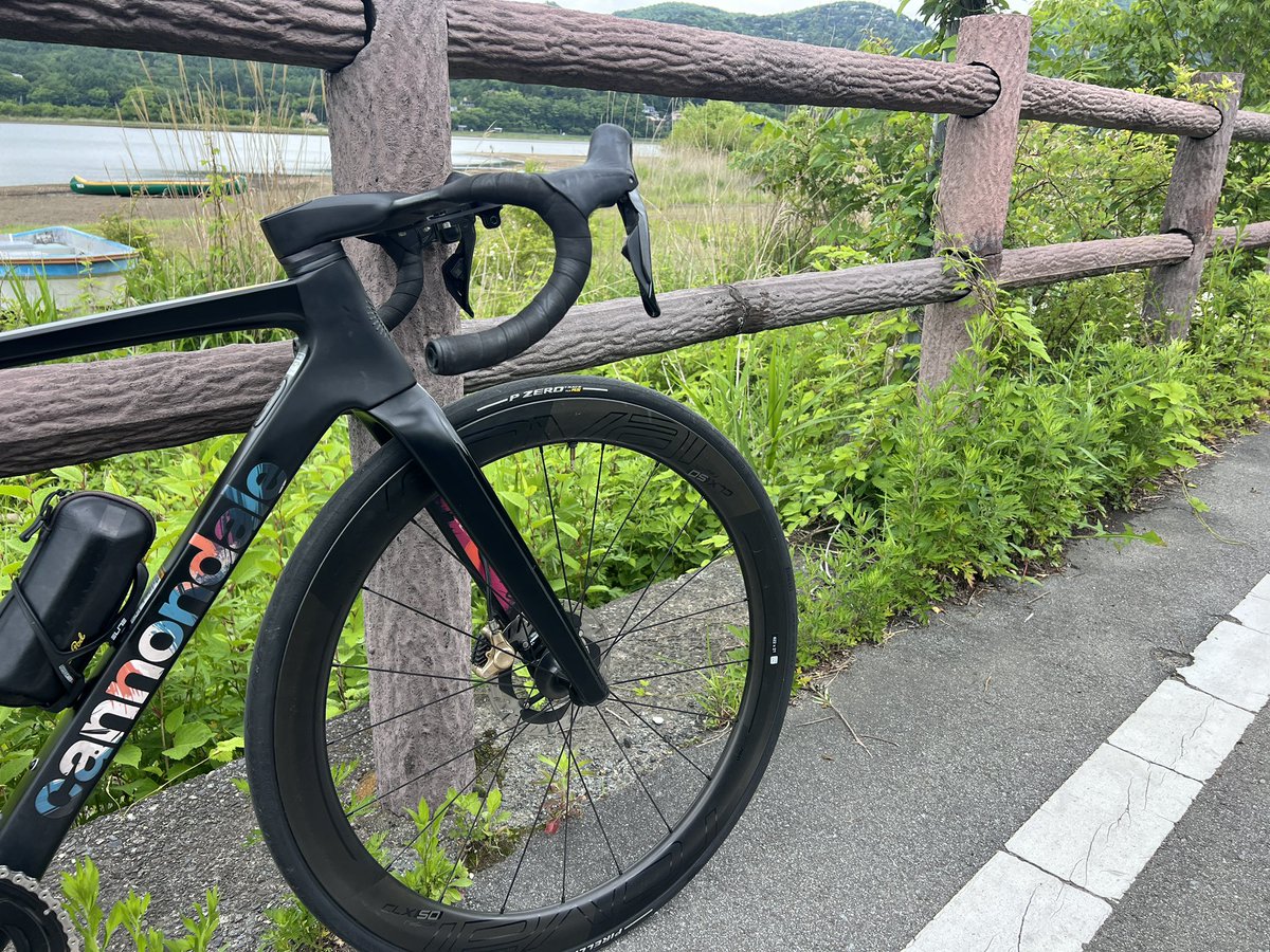 yk8ooo's tweet photo. 山中湖をぐるっと。30kmくらいのサイクリング、、、急に寒くてカフェであったまった😌今日はこっちのホイール。ラブちゃんとRovalの組合せは初めて！また違う感じで違って楽しかった〜！ https://t.co/10t7W7hVUD