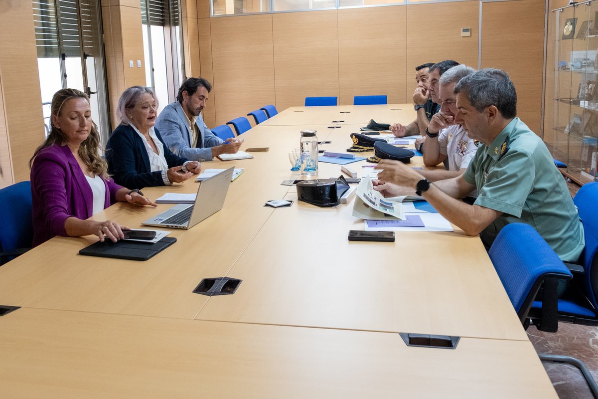 SubGobCAD's tweet photo. 🟣 La subdelegada del Gobierno de España en Cádiz, Blanca Flores, ha presentado esta mañana ante los responsables de las #FCSE de la provincia a Cristina Blanco Saucedo, nueva jefa de la Unidad de Violencia sobre la Mujer de la Subdelegación del Gobierno en Cádiz https://t.co/a40Eys4qRz