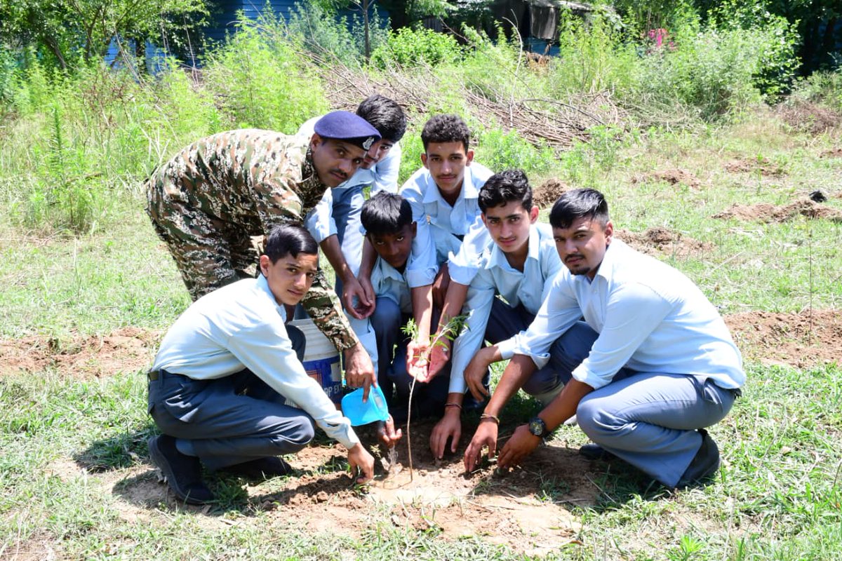 72Crpf's tweet photo. #WorldEnvironmentDay 
On the eve of world environment day a mega plantation drive was organised by @72bn CRPF at Sunderbani  involving school students,families in cordination with local forest department.DIG HNR and Comdt 72 Bn particiated and supervised the Plantation Drive. https://t.co/sFLcLyR8zb