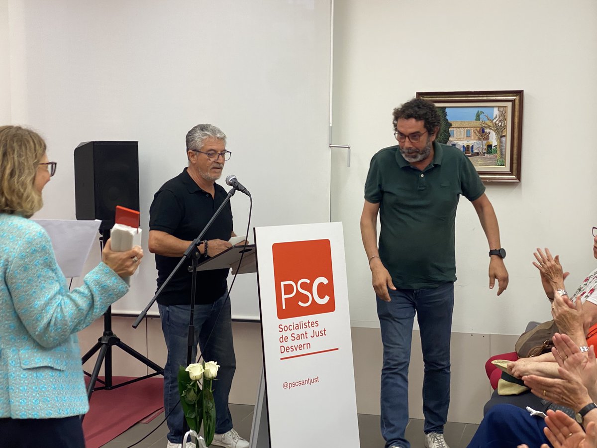 PSCSantJust's tweet photo. Enhorabona a l'Associació Cavalcada de Reis de Sant just per la rosa vermella dels Premis de la Rosa de Sant Just, felicitats per la Feina que feu cada any, per portar la màgia i la il·lusió als nens i nenes de Sant Just. @ginapol @AndreuCollantes https://t.co/l26AH7dv1p