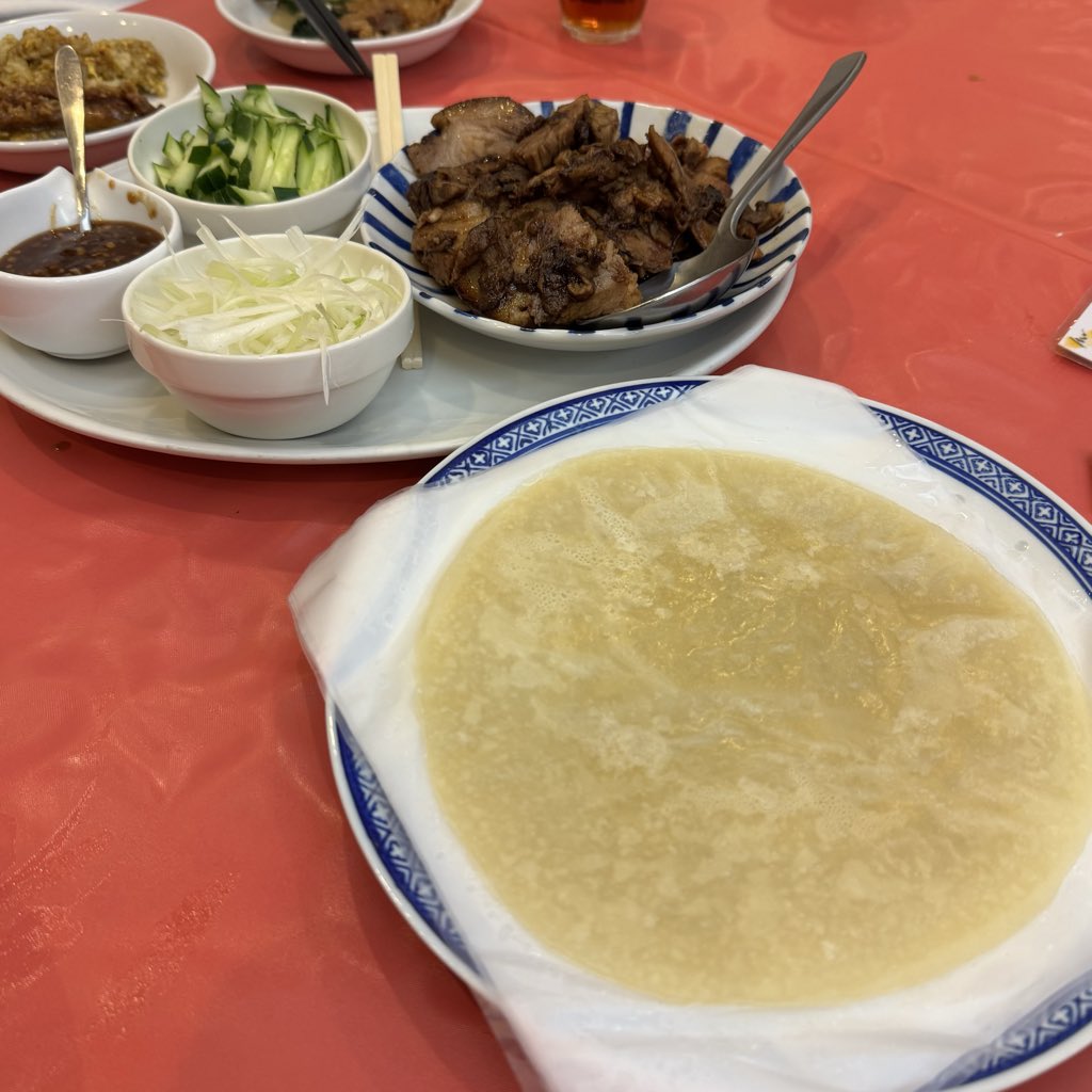 temangorie's tweet photo. 第23回グルメゴリラ会in予約困難町中華
創作町中華なので唯一無二の中華！
大皿をシェアしてみんなで楽しく食べて飲んで楽しみました！
ちなみに次回の予約は2027年３月です。
ゴリラグルメ会の参加お待ちしてます。 https://t.co/M9LilJ06tA