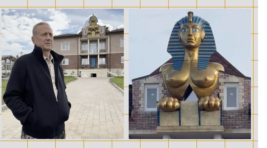 FilonenkoOles's tweet photo. Это Владимир Романов — российско-литовский миллиардер (78 лет), предприниматель и бывший владелец футбольных клубов (в частности, шотландского «Хартс» и литовского «Жальгириса»). Он также баллотировался в президенты Литвы.

На фото он стоит перед своим особняком в подмосковных Мытищах. Дом недавно стал интернет-мемом из-за огромной золотой статуи сфинкса (с женскими формами) на крыше — её установили недавно. Сам Романов объяснял, что сфинкс — это отсылка к истории предков (в память о рыцаре Ивашке из Романова) и потому что крыша дома напоминала пирамиду.
Статуя быстро разлетелась по сети под шутливыми названиями вроде «Мытищинская НеферТити».